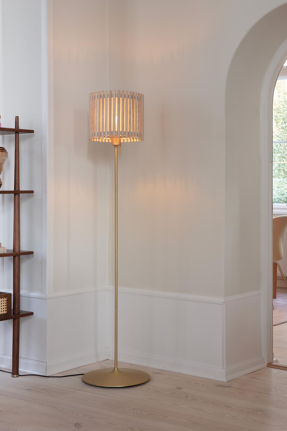 Komorebi Square gulvlampe, egetræ og børstet messing look • UMAGE