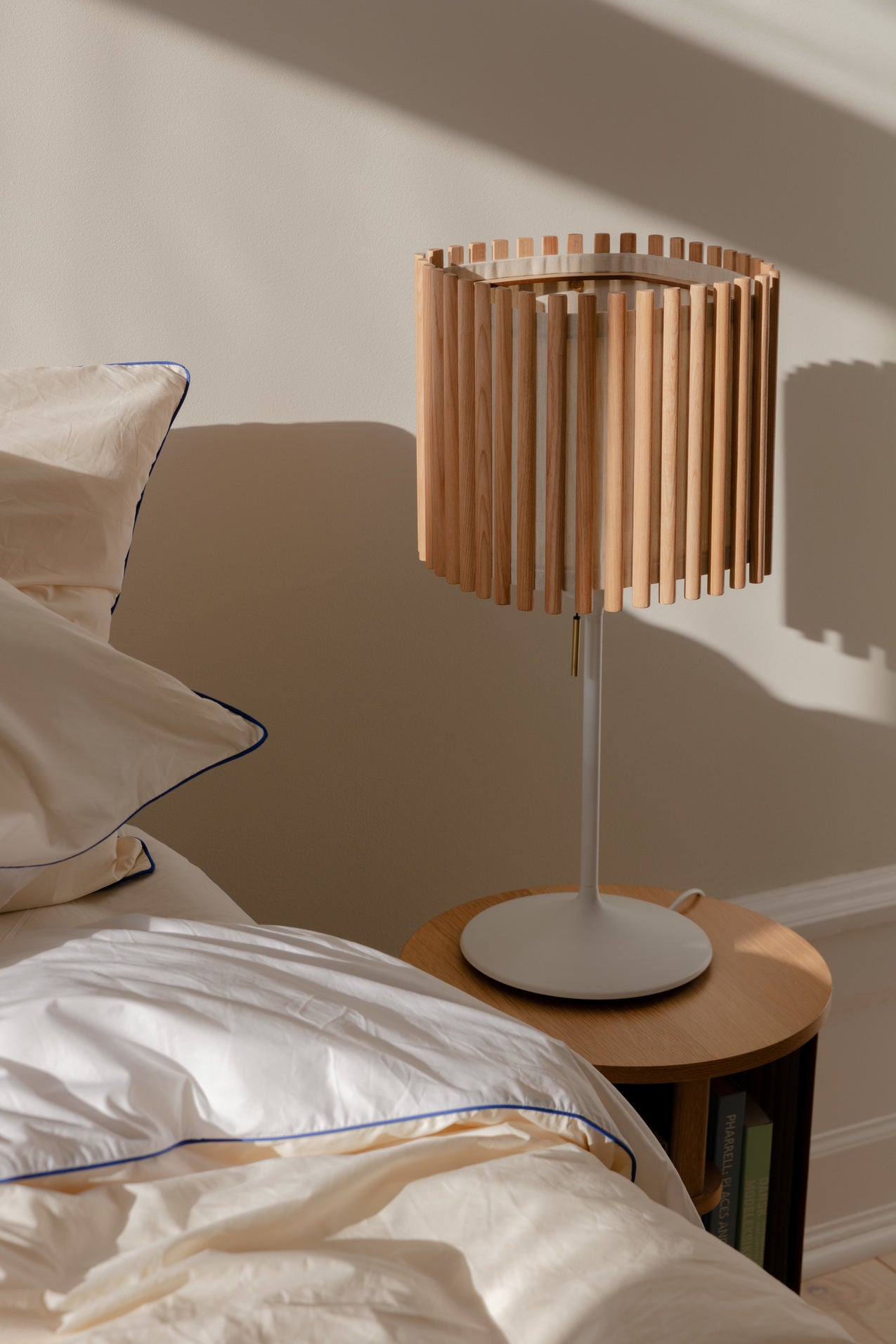Komorebi Square bordlampe, egetræ og hvid • UMAGE