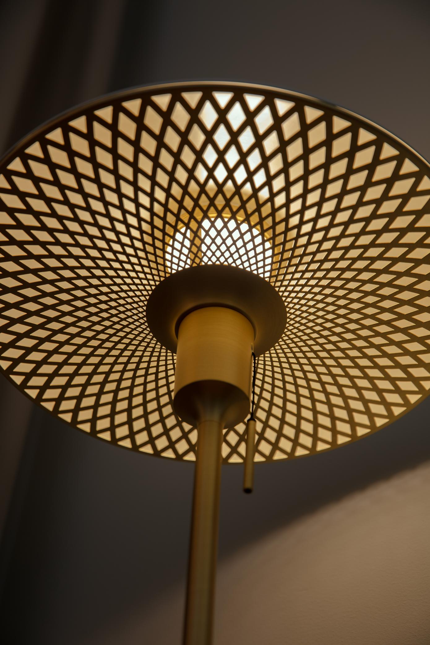 Manta Ray bordlampe, hvid og messing • UMAGE