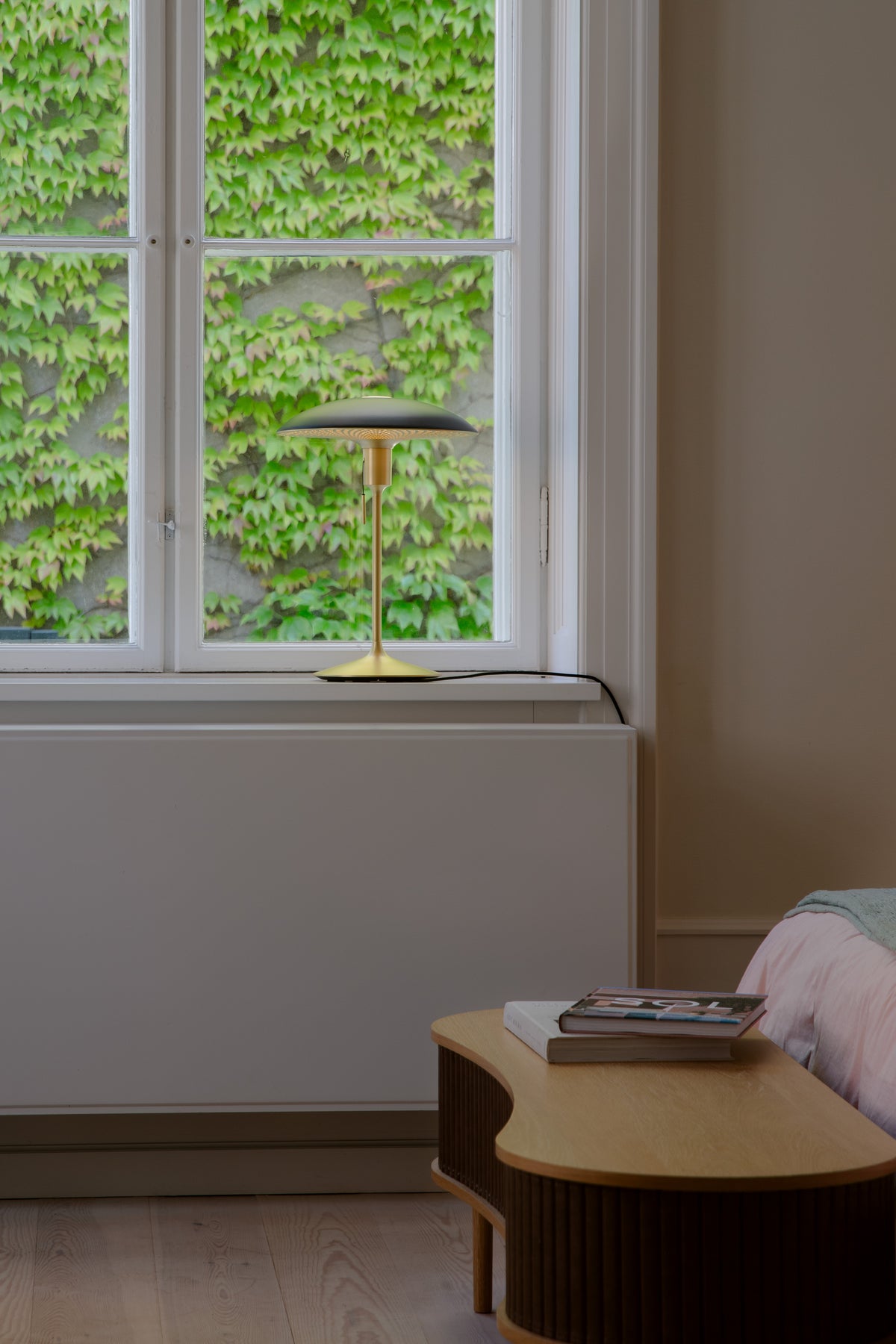 Manta Ray bordlampe, sort og messing • UMAGE - Copenhagenhomedesign