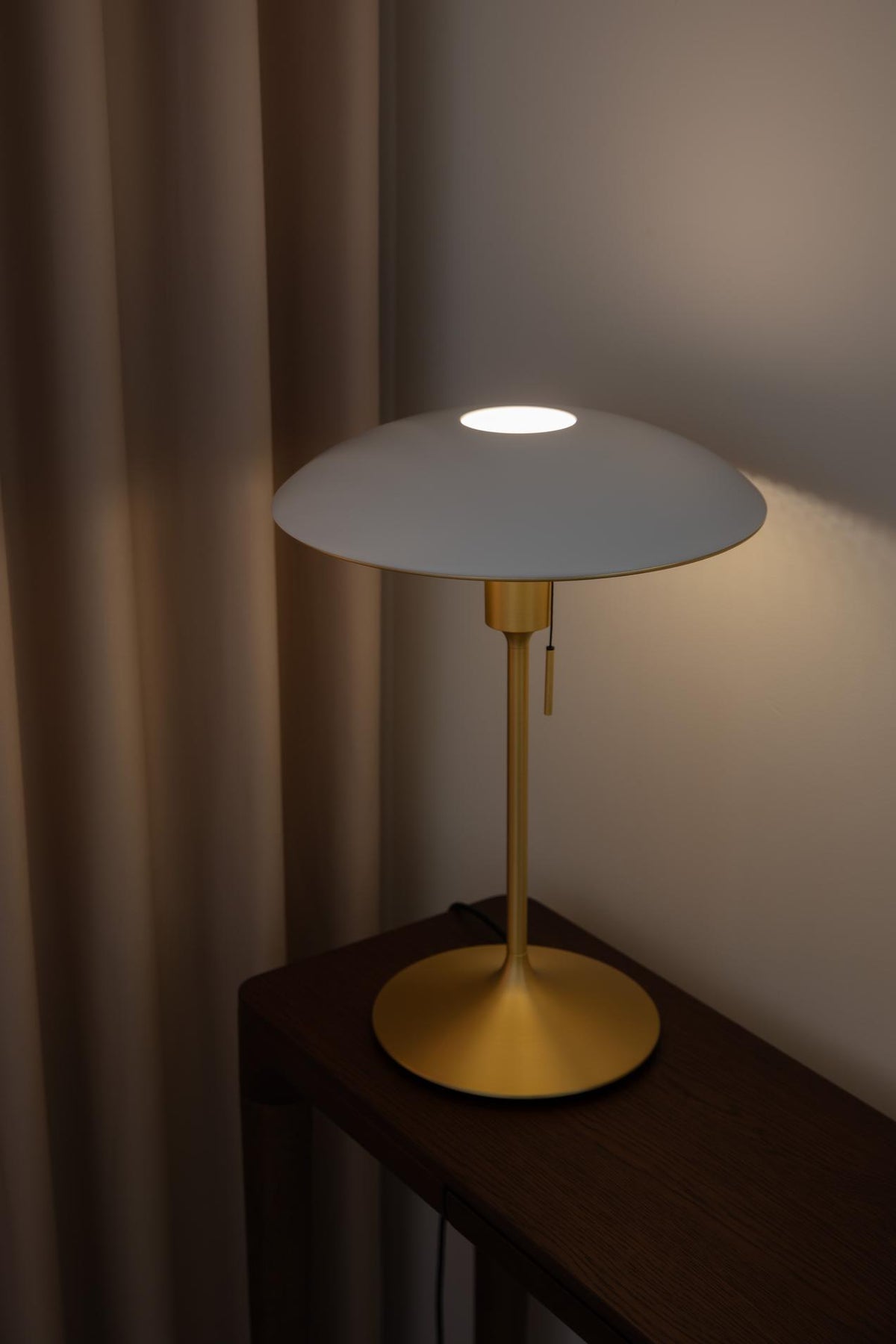 Manta Ray bordlampe, hvid og messing • UMAGE - Copenhagenhomedesign
