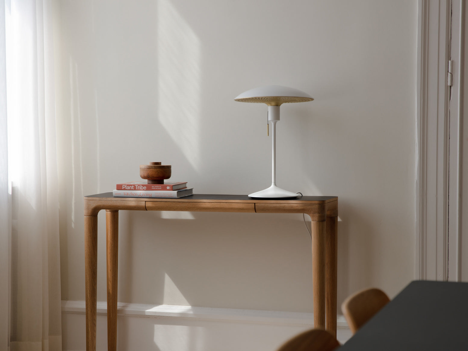 Manta Ray bordlampe, hvid og messing • UMAGE