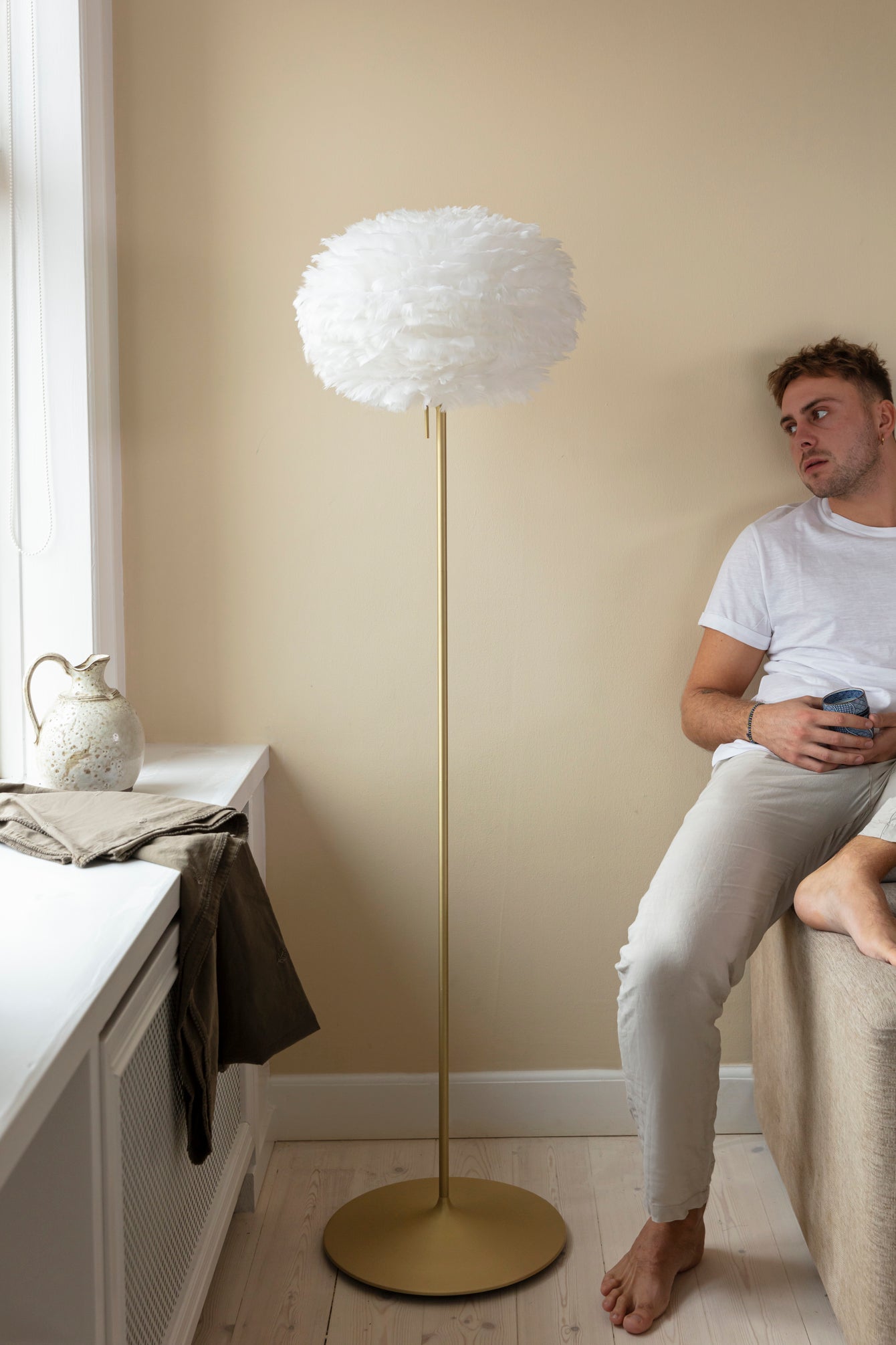 Eos gulvlampe, hvid og børstet messing look • UMAGE