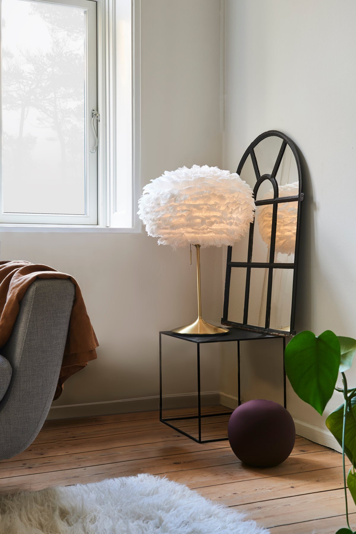 Eos bordlampe, hvid og børstet messing look • UMAGE - Copenhagenhomedesign