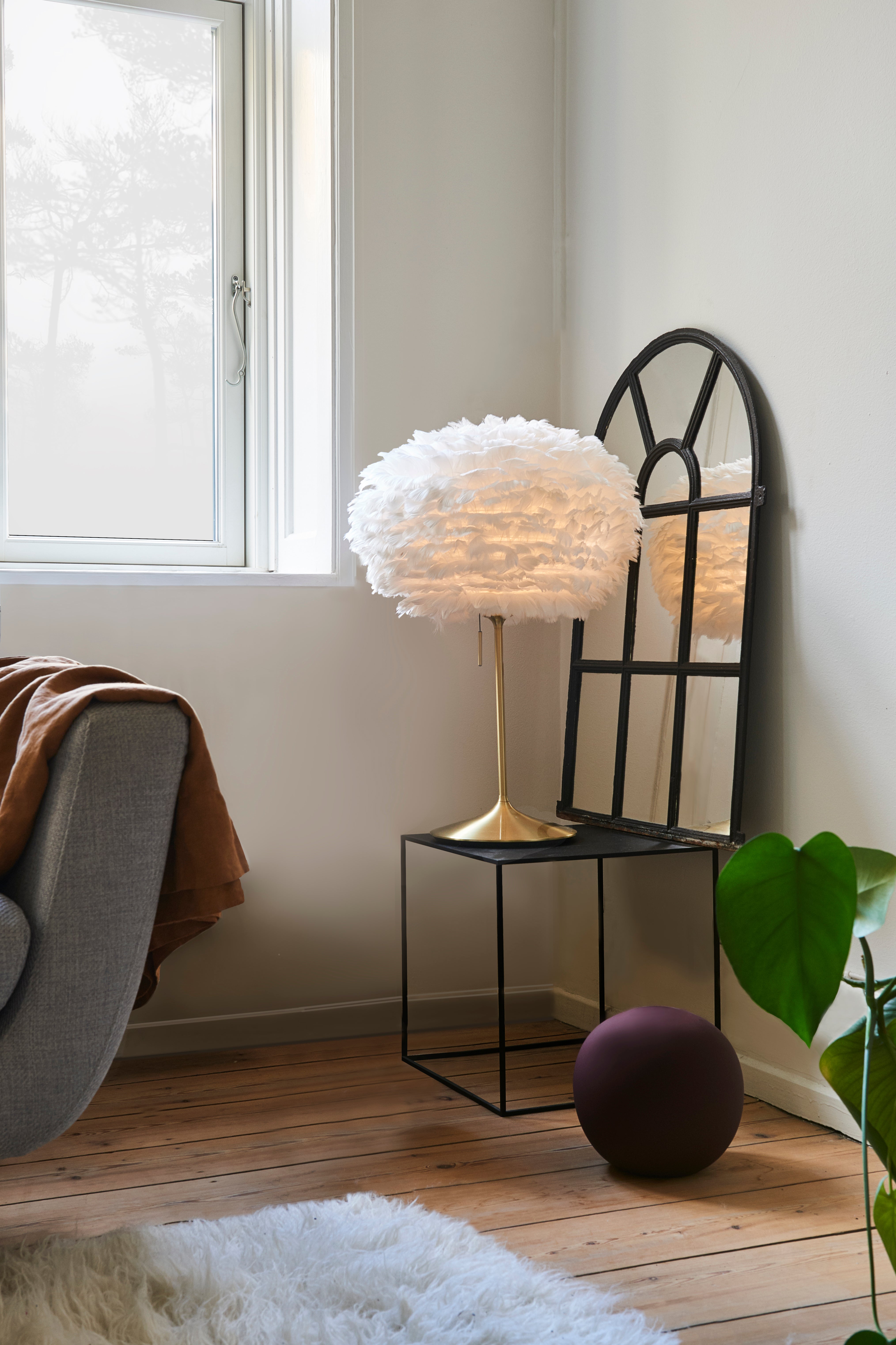 Eos bordlampe, hvid og børstet messing look • UMAGE