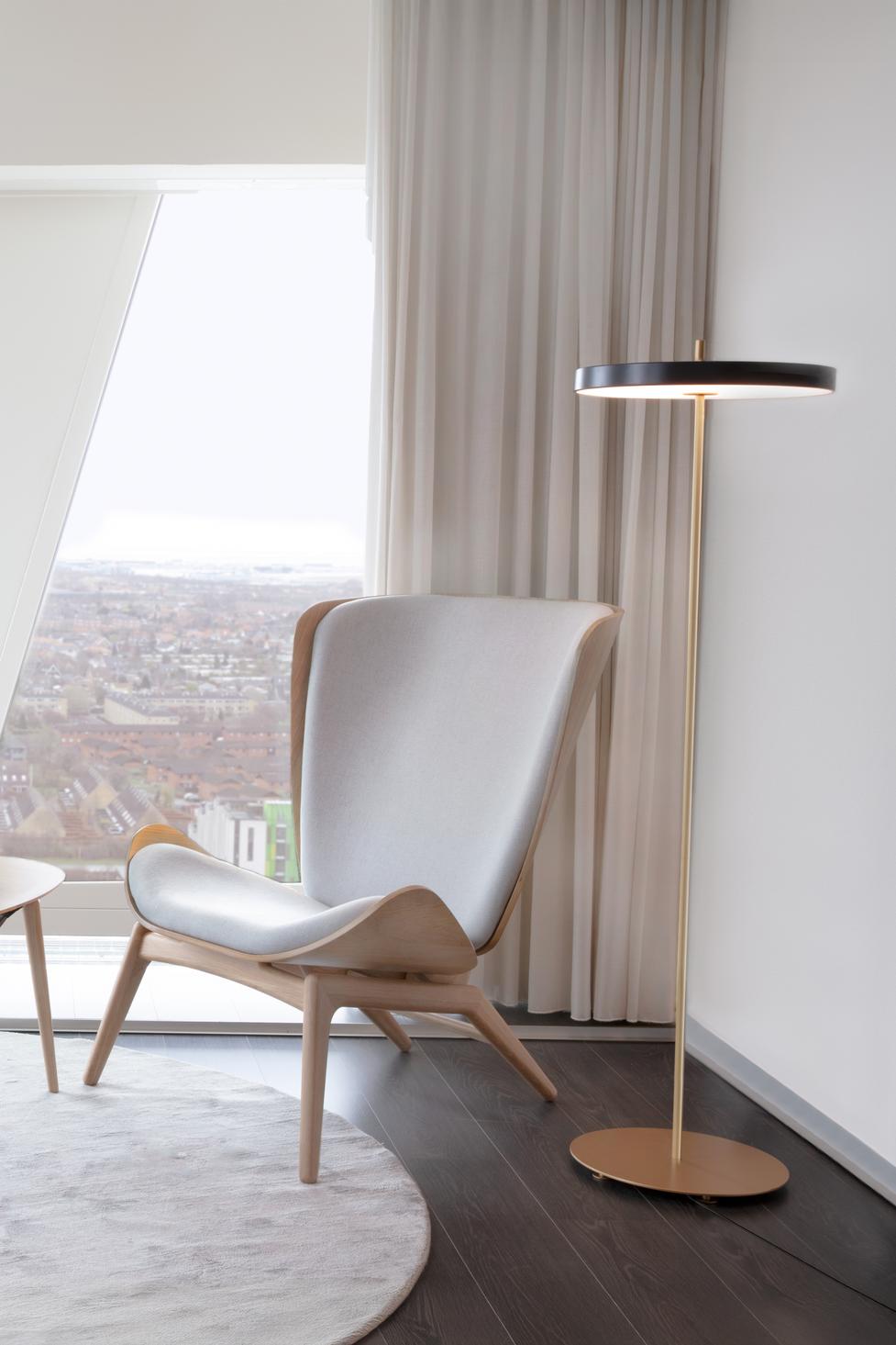 Asteria Floor gulvlampe, grå og messing • UMAGE