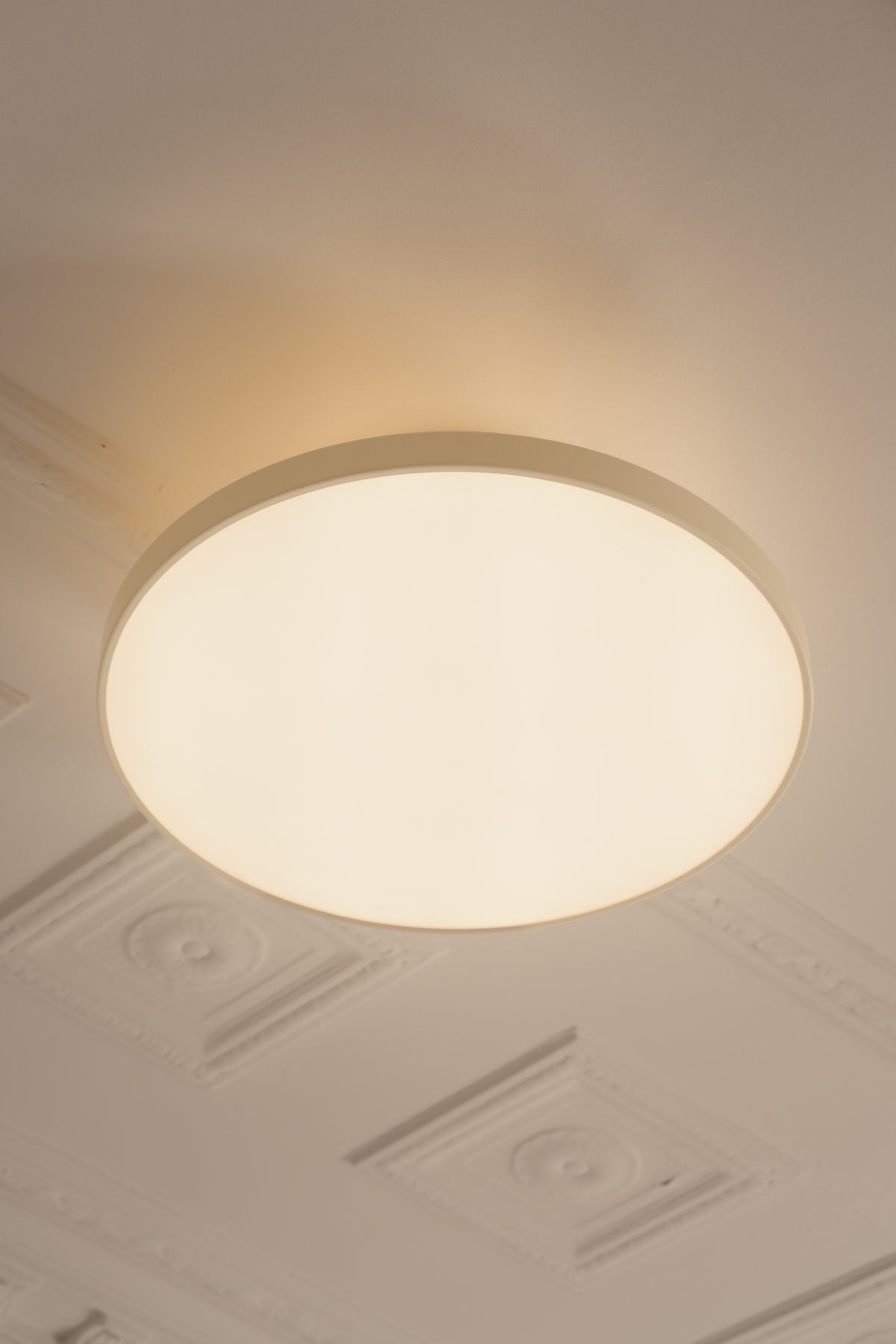 Asteria Up Plus loftlampe, hvid og messing • UMAGE - Copenhagenhomedesign