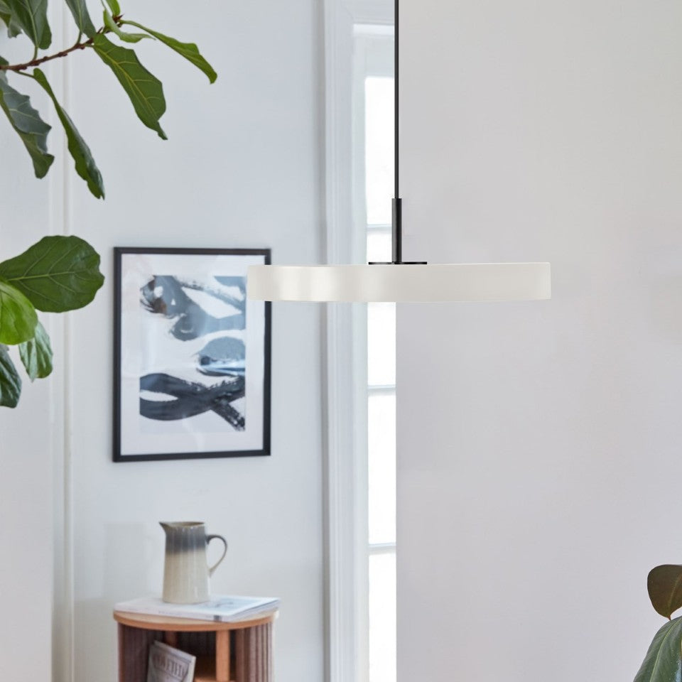 Asteria Plus pendel, hvid og sort • UMAGE