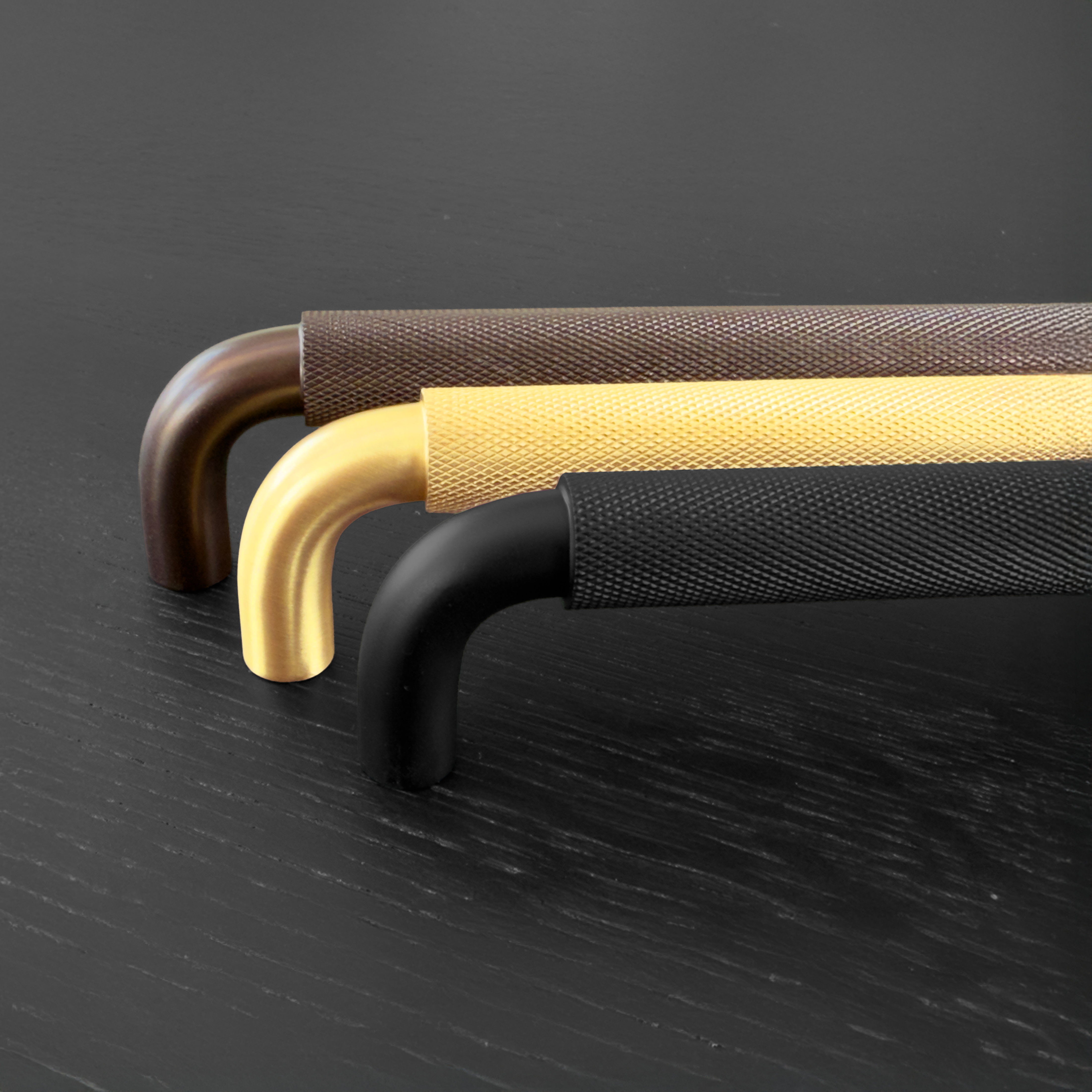 Holmen • Køkkengreb med diamond cut, messing uden lak