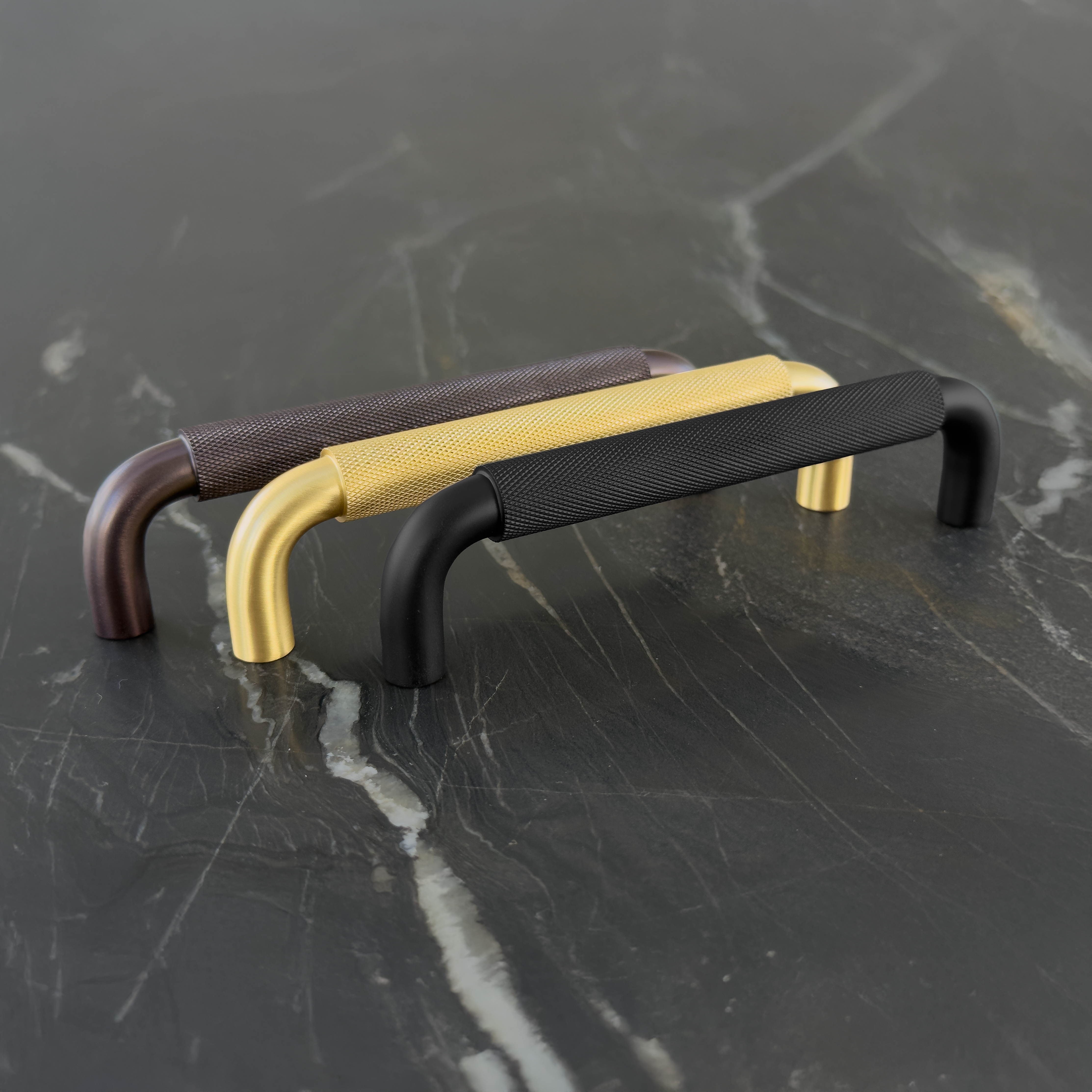 Holmen • Køkkengreb med diamond cut, messing uden lak