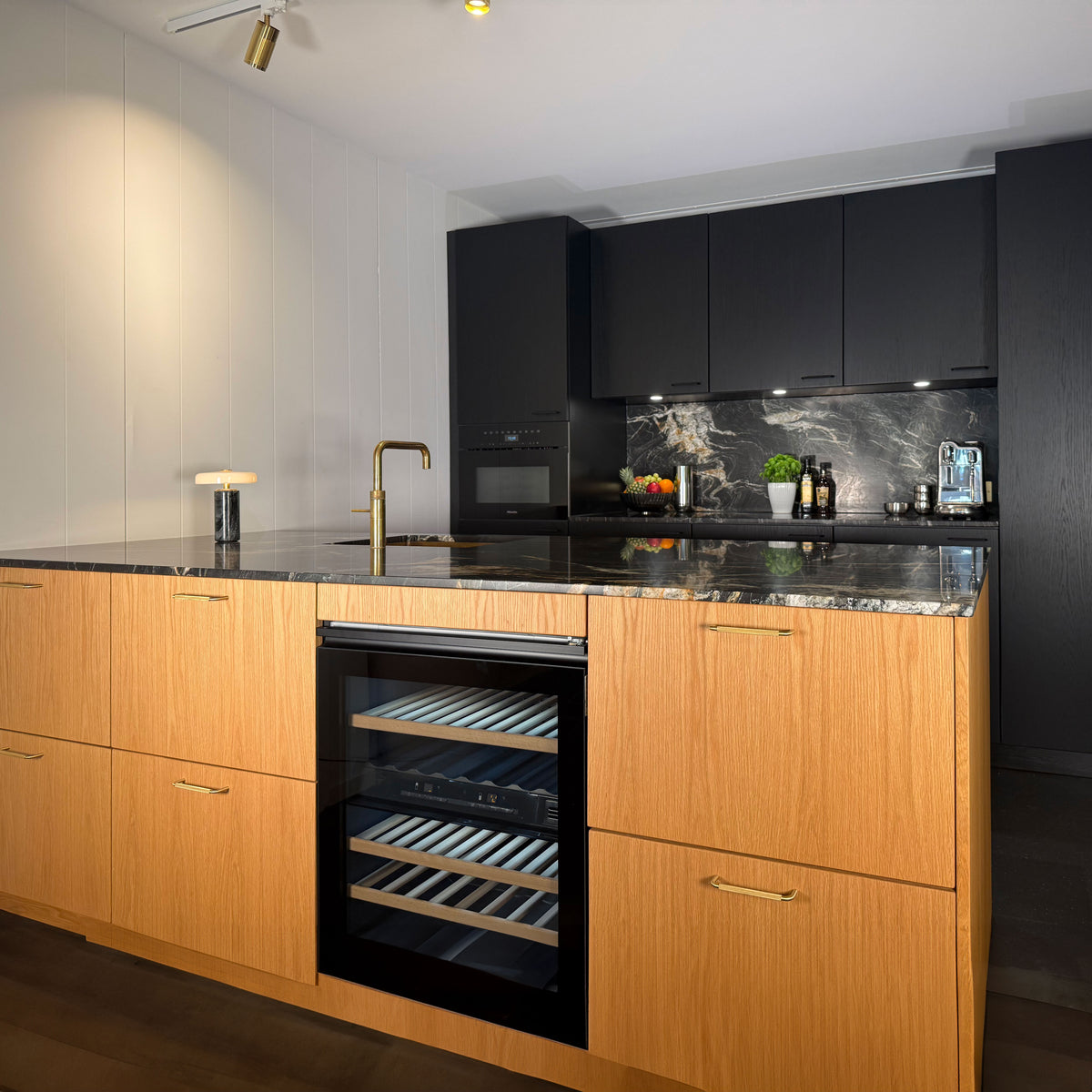 Køkkengreb med diamond cut i børstet messing uden lak - Østerbro • Chr. Jørgensen