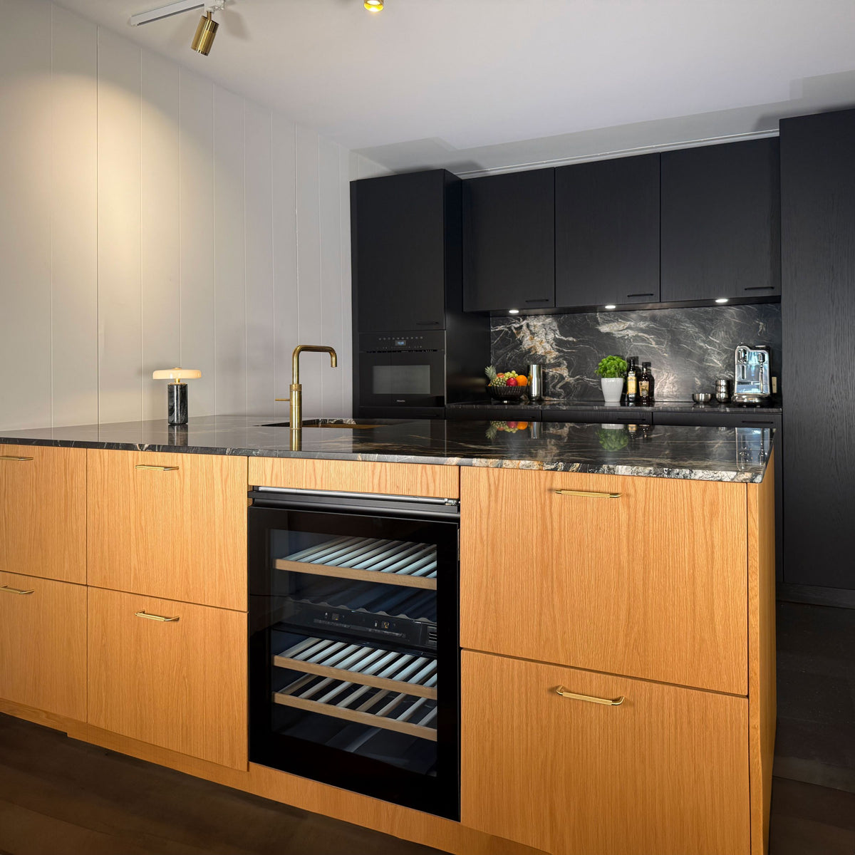 Køkkengreb med diamond cut i børstet messing med lak - Østerbro • Chr. Jørgensen