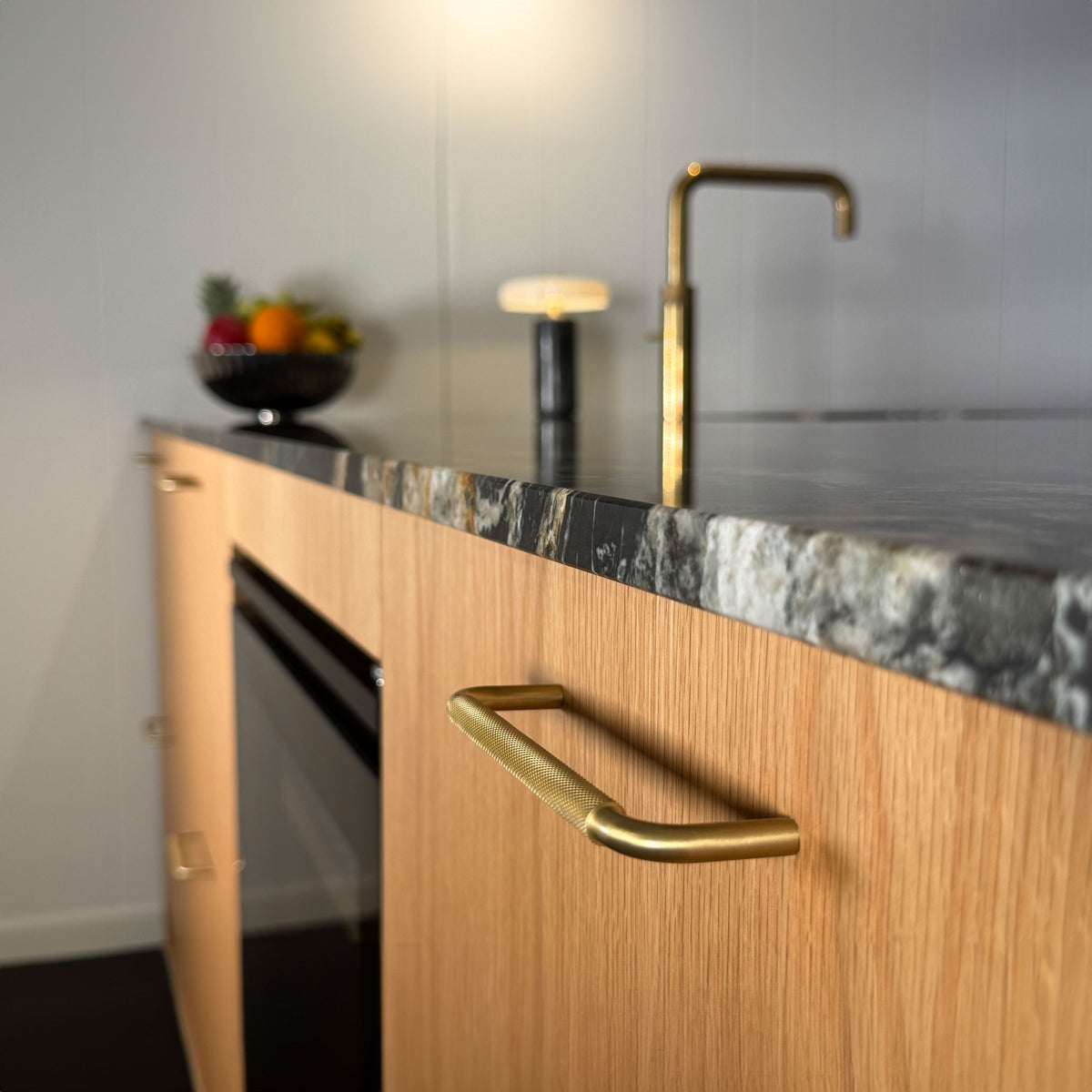 Køkkengreb med diamond cut i børstet messing med lak - Østerbro • Chr. Jørgensen