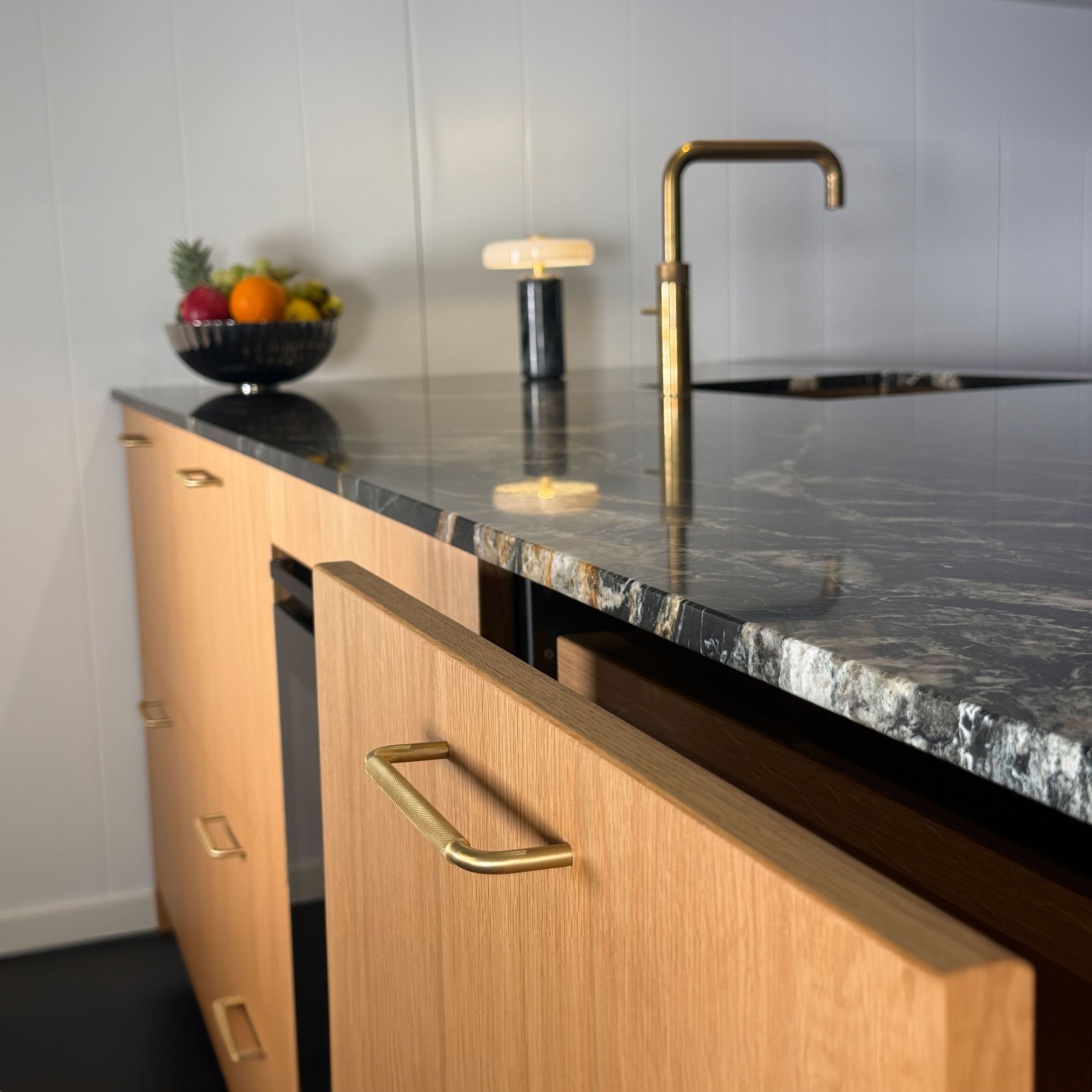 Køkkengreb med diamond cut i børstet messing med lak - Østerbro • Chr. Jørgensen
