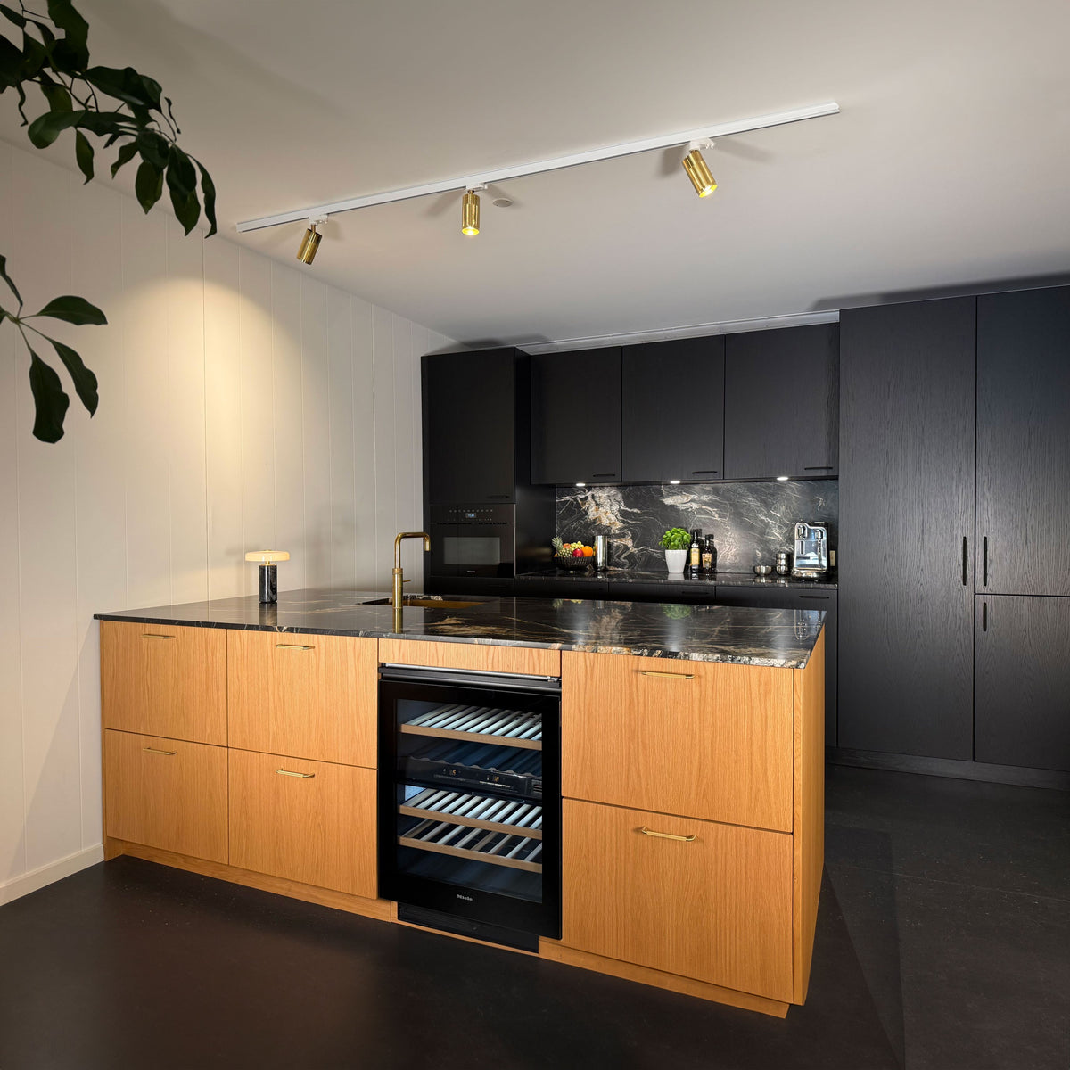 Køkkengreb med diamond cut i børstet messing uden lak - Østerbro • Chr. Jørgensen