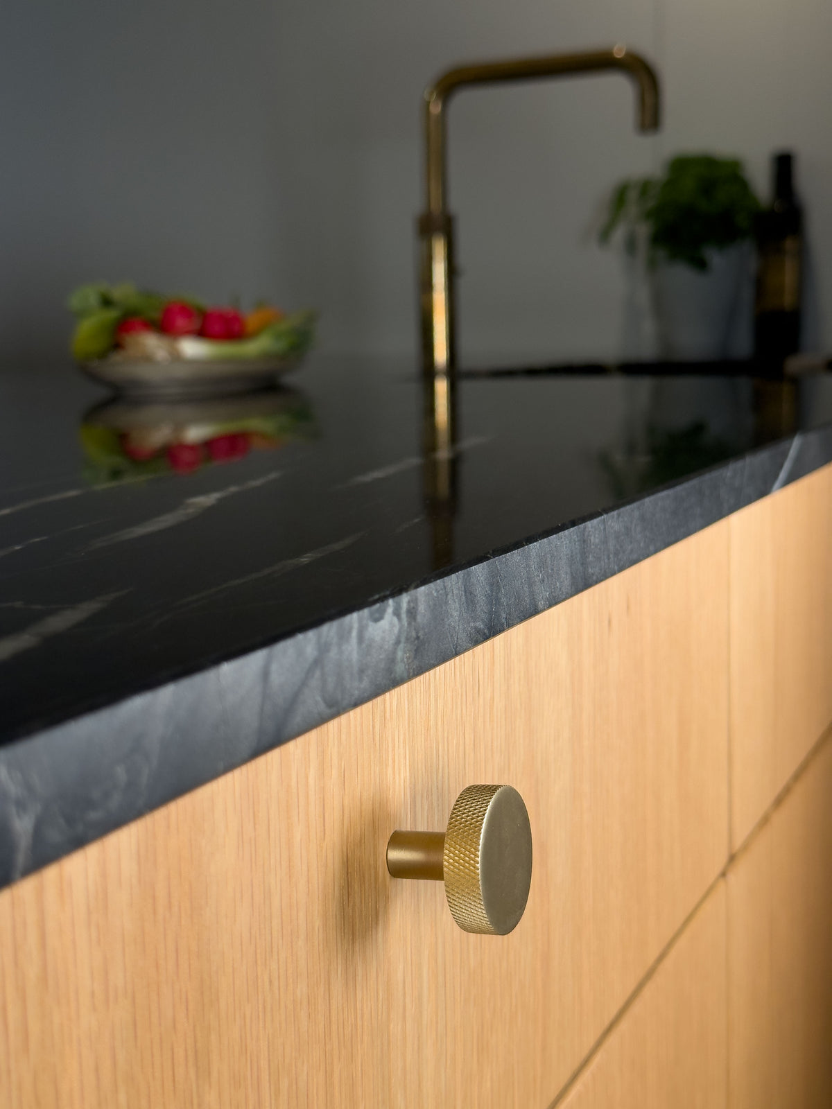 Møbelknop med diamond cut i børstet messing med lak - Østerbro • Chr. Jørgensen