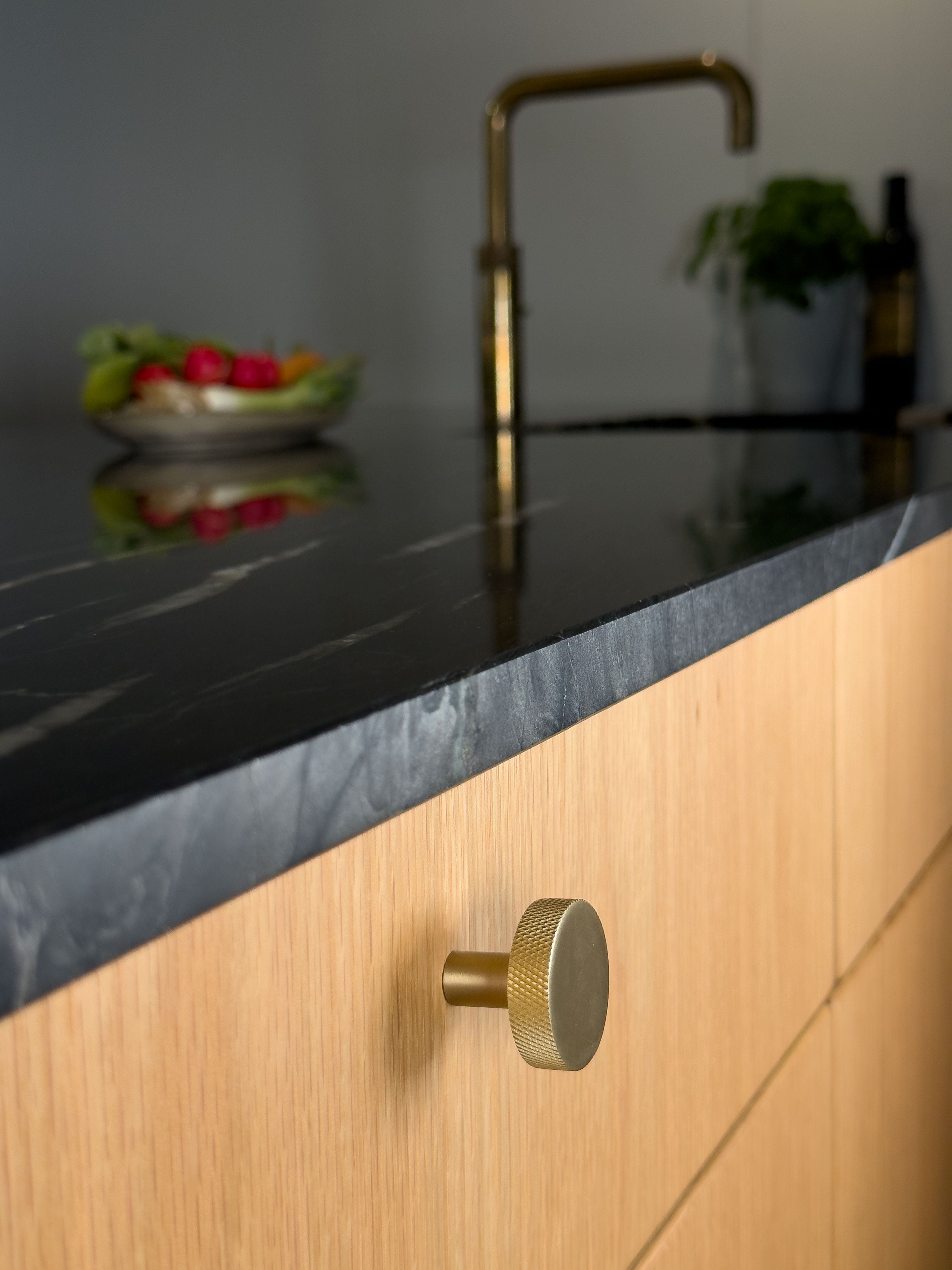 Møbelknop med diamond cut i børstet messing med lak - Østerbro • Chr. Jørgensen