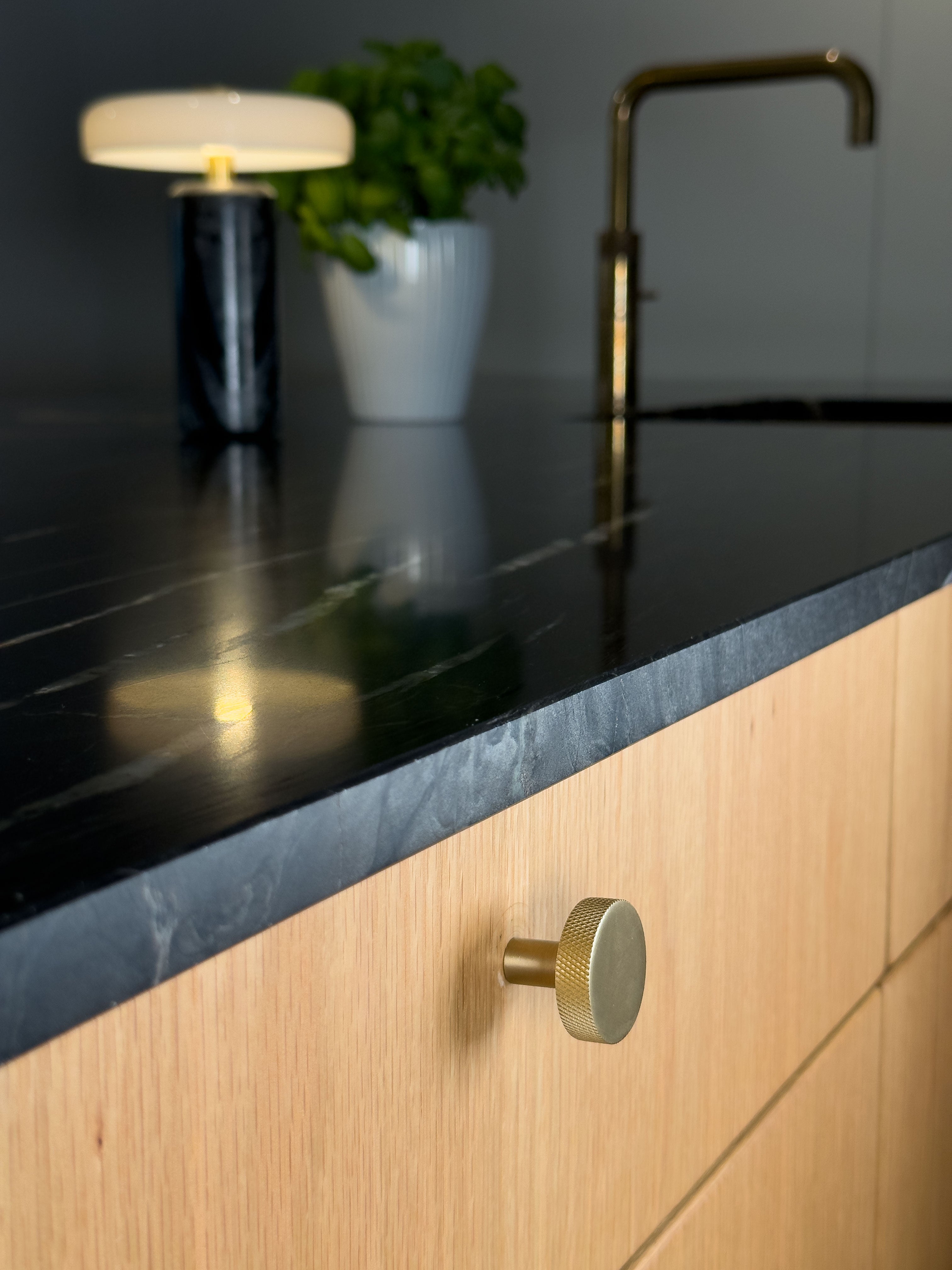 Møbelknop med diamond cut i børstet messing med lak - Østerbro • Chr. Jørgensen