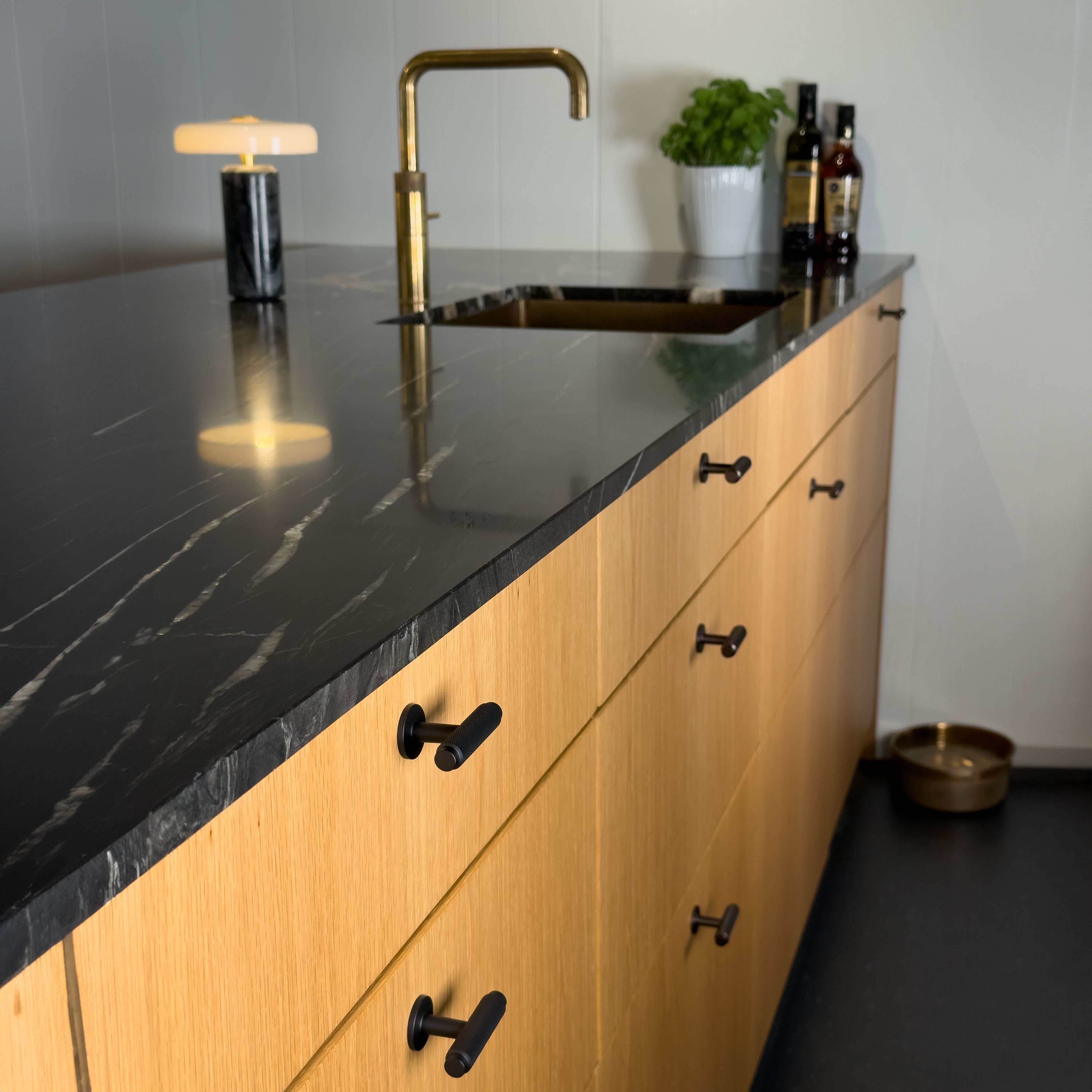 Møbelknop T-bar med diamond cut i sort - Nørrebro • Chr. Jørgensen