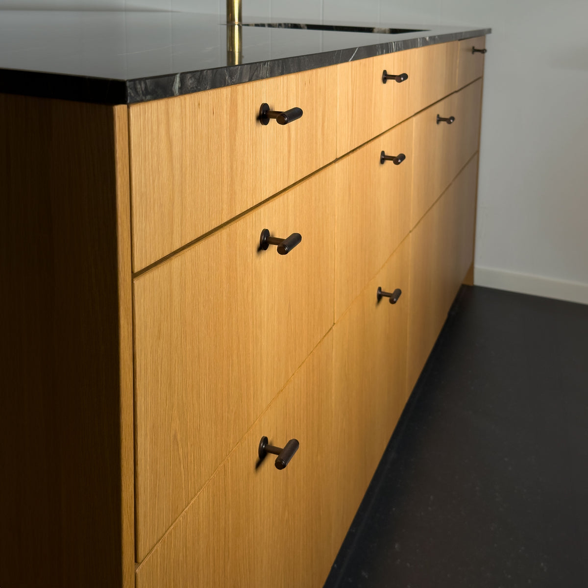 Møbelknop med diamond cut i bronze / bruneret messing - Nørrebro • Chr. Jørgensen