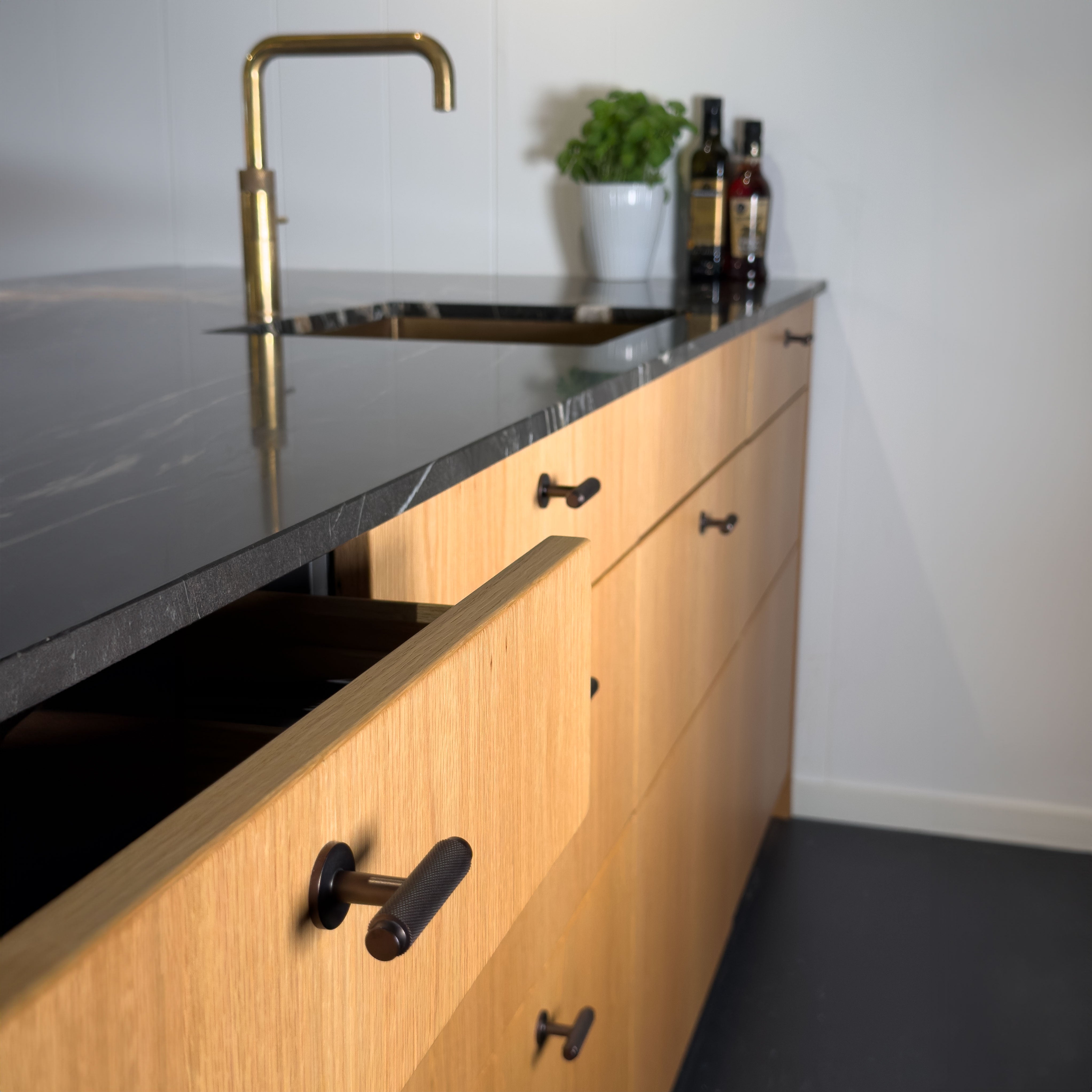 Møbelknop med diamond cut i bronze / bruneret messing - Nørrebro • Chr. Jørgensen