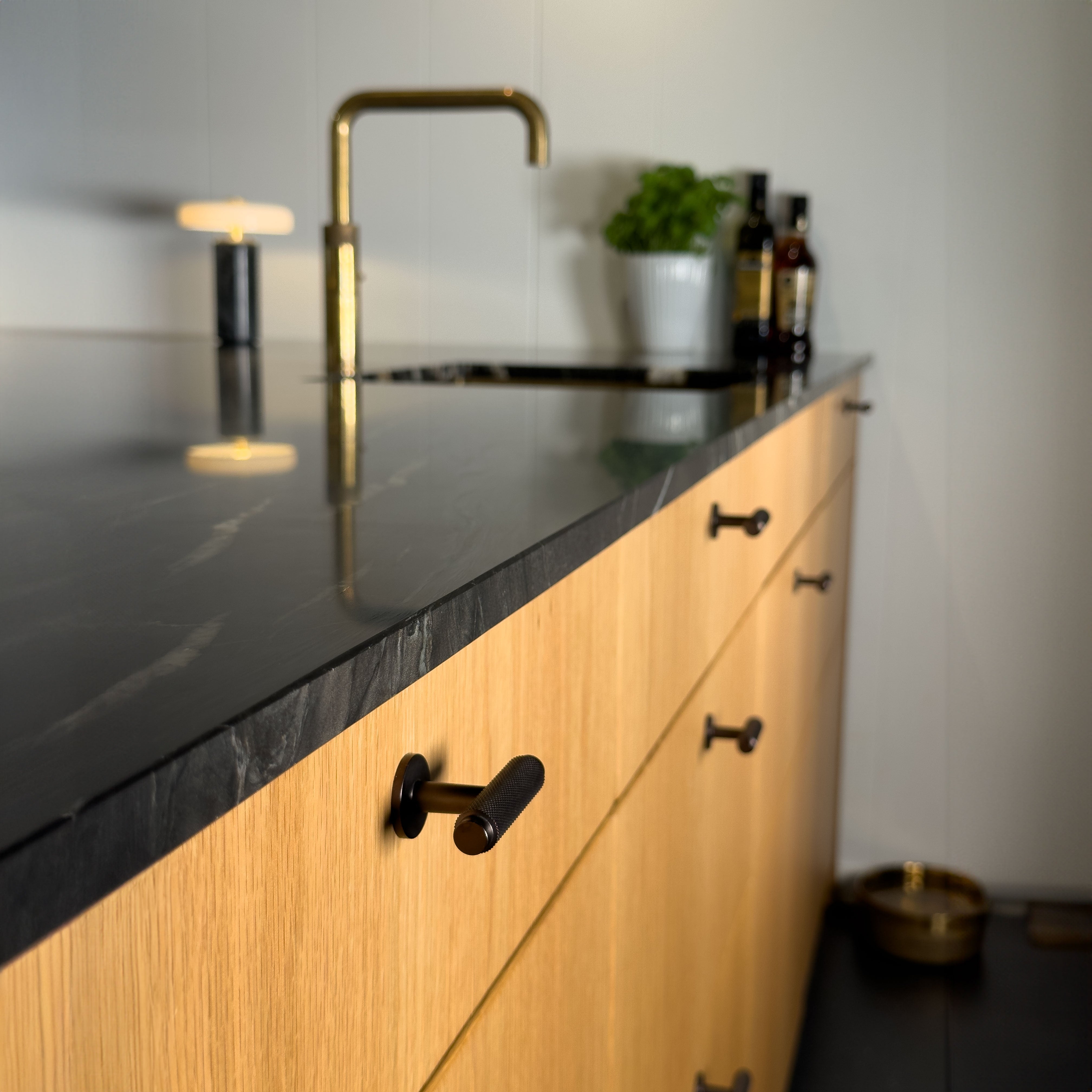 Møbelknop med diamond cut i bronze / bruneret messing - Nørrebro • Chr. Jørgensen