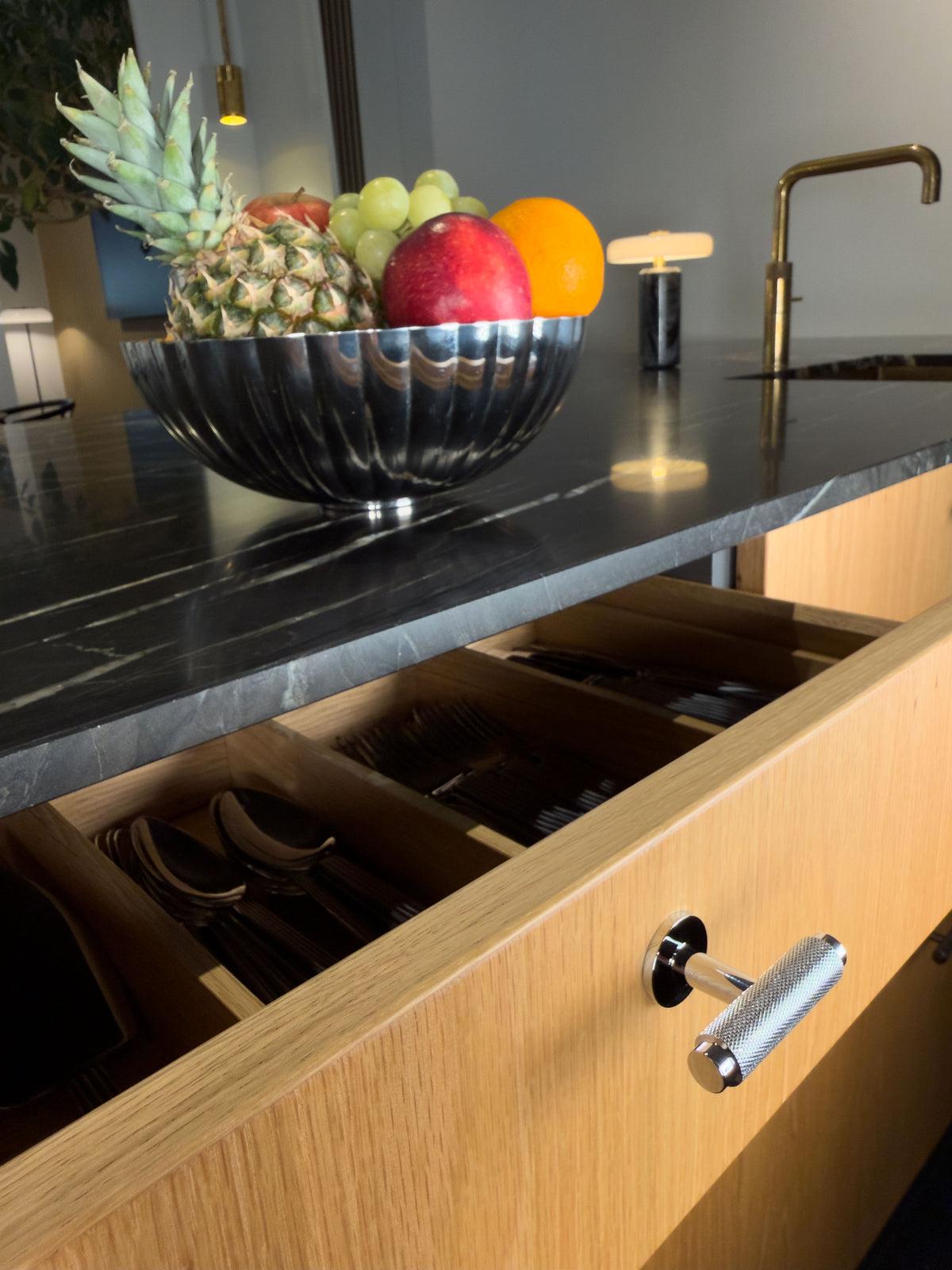 Møbelknop T-bar med diamond cut i blank krom - Nørrebro • Chr. Jørgensen