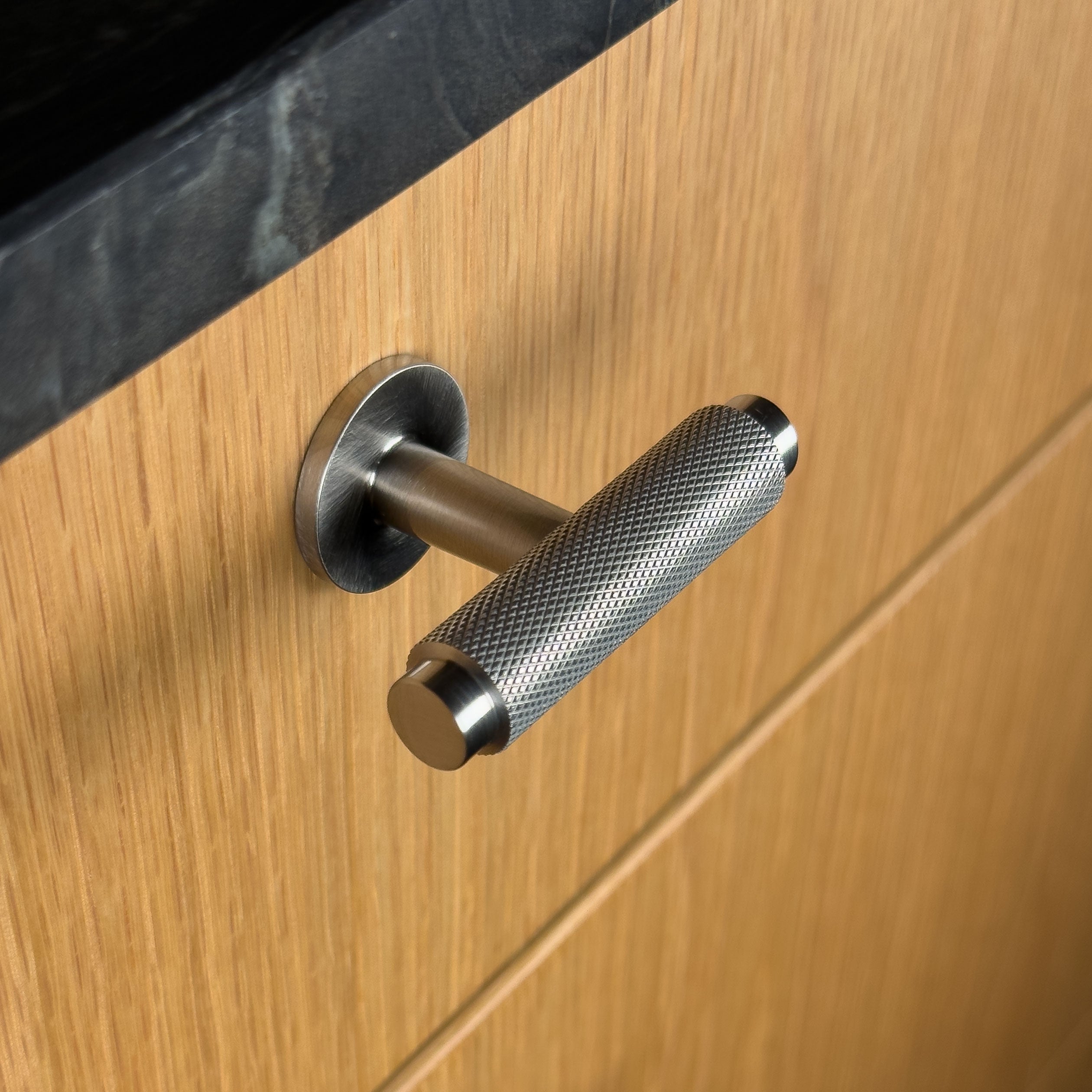 Møbelknop T-bar med diamond cut i rustfrit stål look - Nørrebro • Chr. Jørgensen