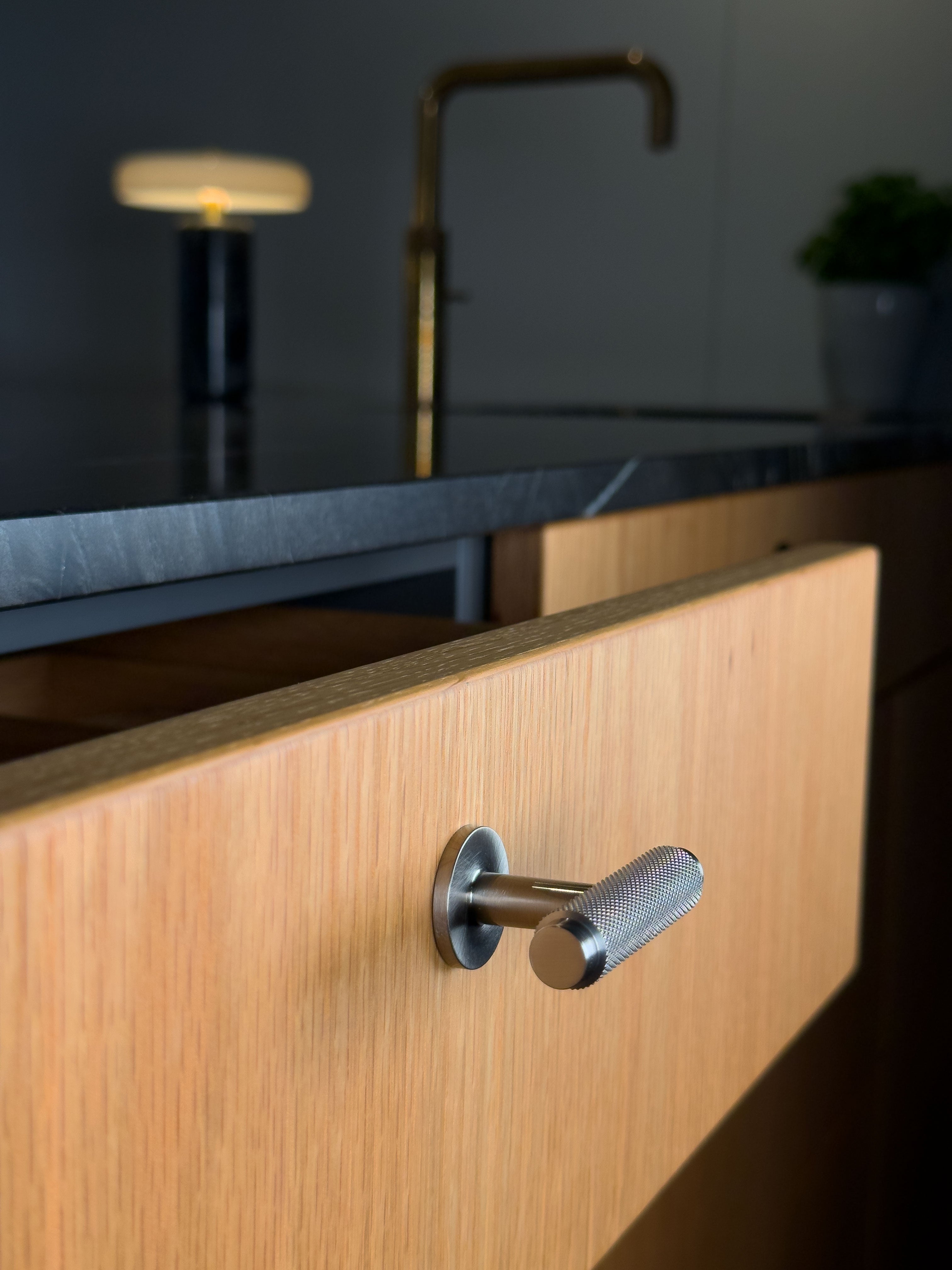 Møbelknop T-bar med diamond cut i rustfrit stål look - Nørrebro • Chr. Jørgensen