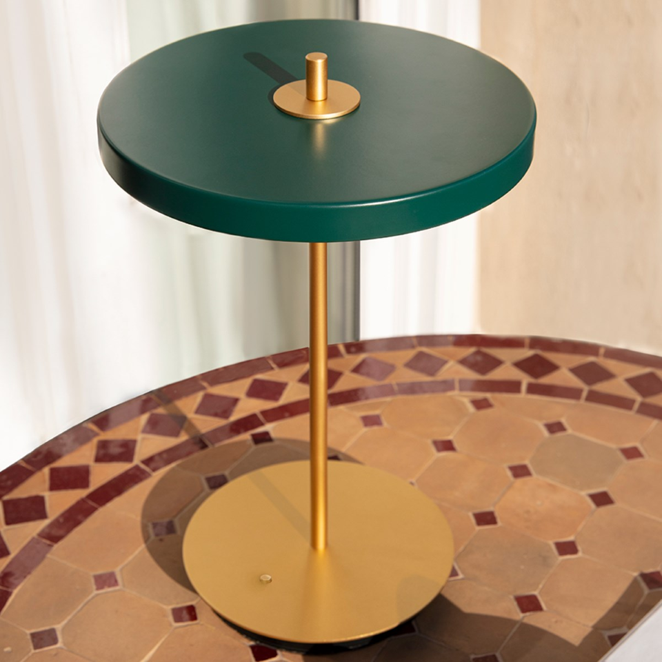 Asteria Move portable bordlampe, grøn og messing • UMAGE