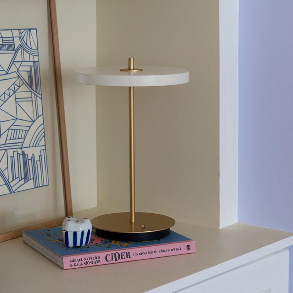 Asteria Move portable bordlampe, hvid og messing • UMAGE