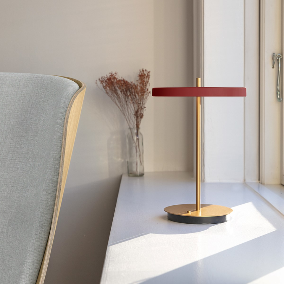 Asteria Move portable bordlampe, rød og messing • UMAGE