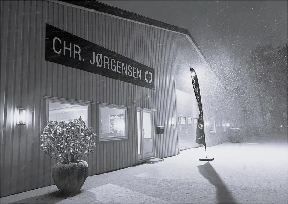 Chr. Jørgensens facade i Fredensborg en vinteraften