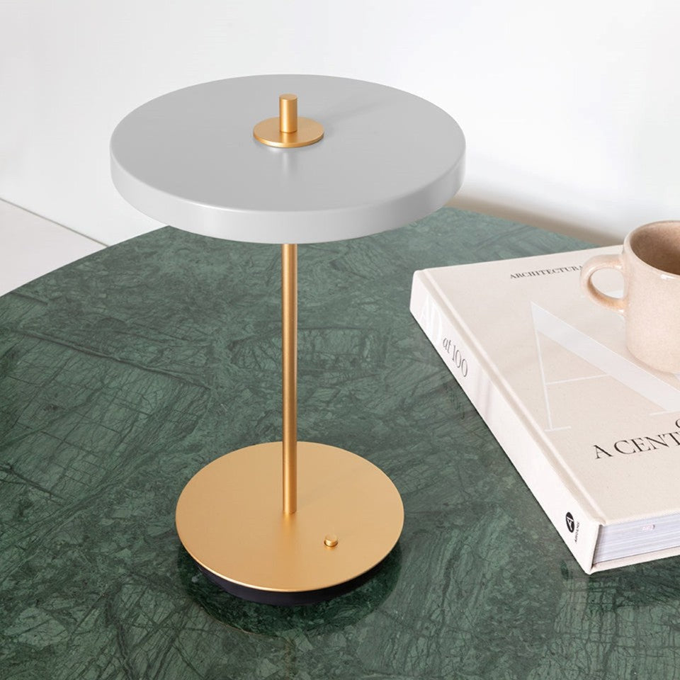 Asteria Move portable bordlampe, lysegrå (mist) og messing • UMAGE