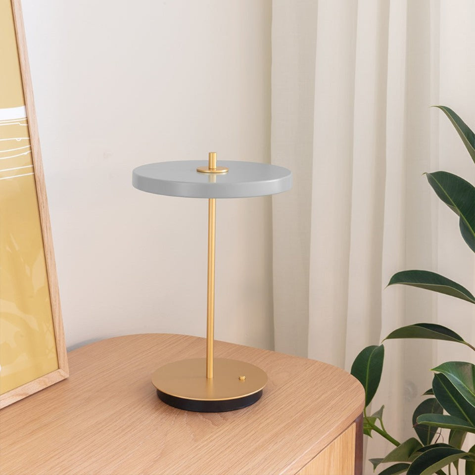 Asteria Move portable bordlampe, lysegrå (mist) og messing • UMAGE