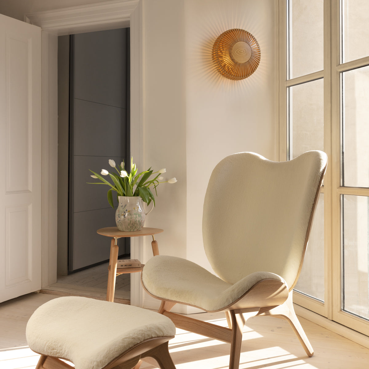 Clava Up væglampe, egetræ • UMAGE - Copenhagenhomedesign