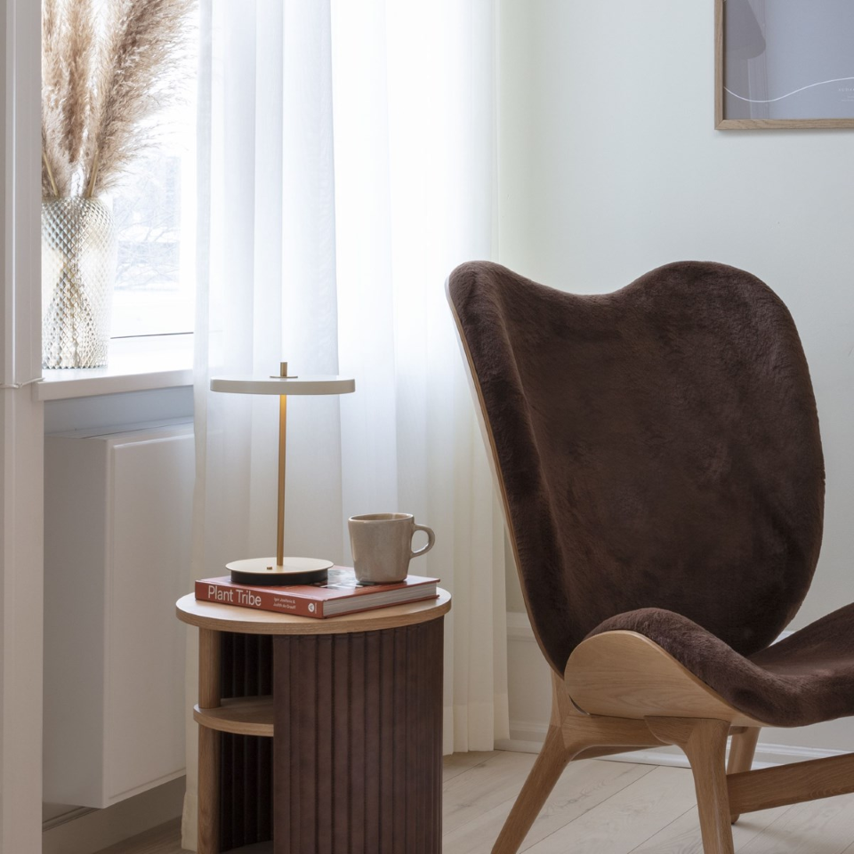 Asteria Move portable bordlampe, hvid og messing • UMAGE
