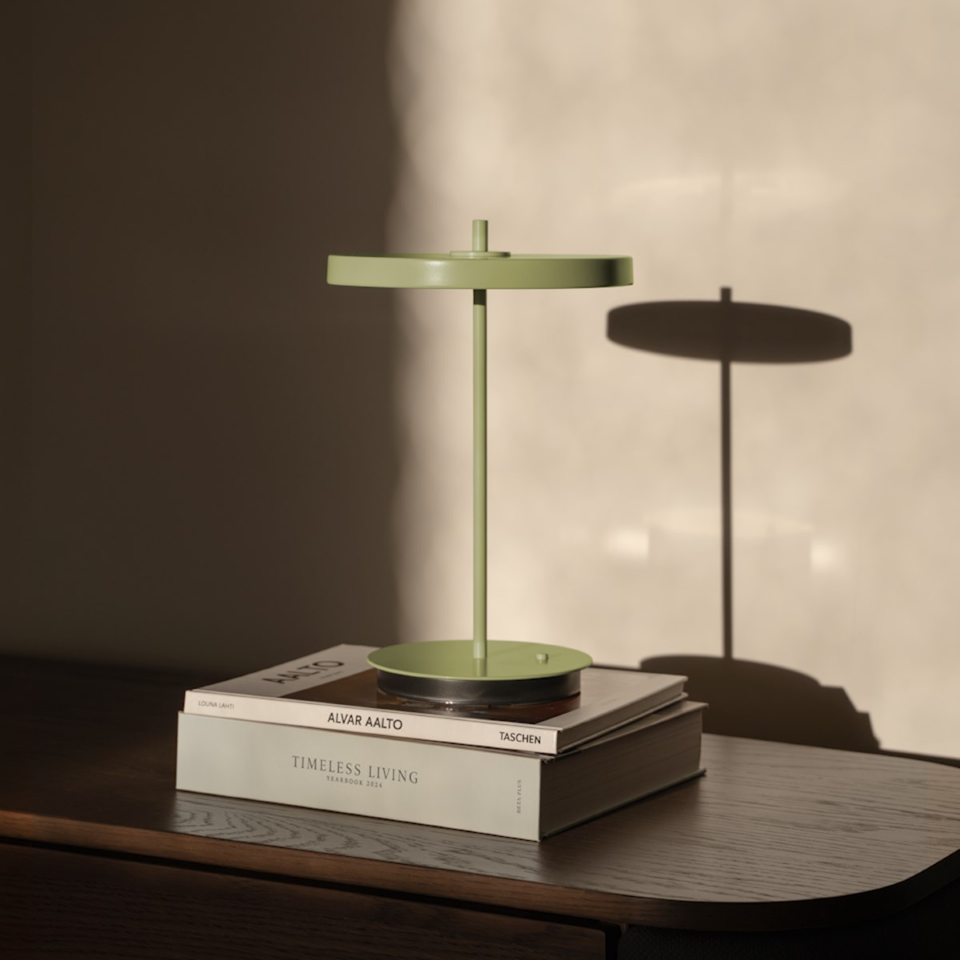 Asteria Move Monochrome, portable bordlampe, grøn (leaf) • UMAGE