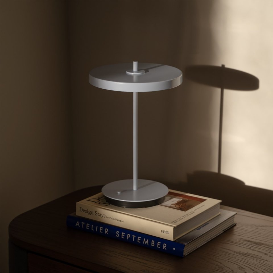 Asteria Move Monochrome, portable bordlampe, lyseblå • UMAGE