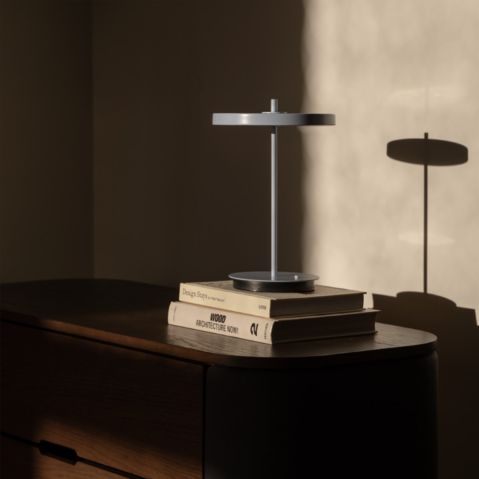 Asteria Move Monochrome, portable bordlampe, lyseblå • UMAGE