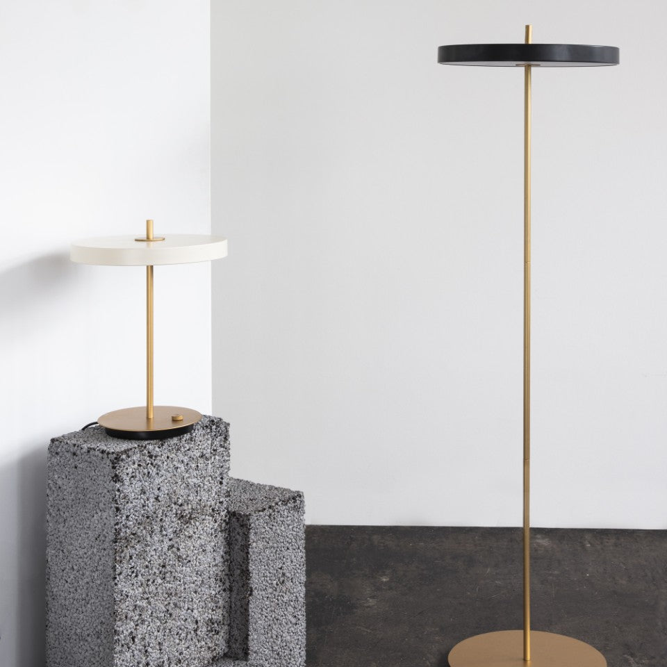 Asteria Table bordlampe, hvid og messing • UMAGE