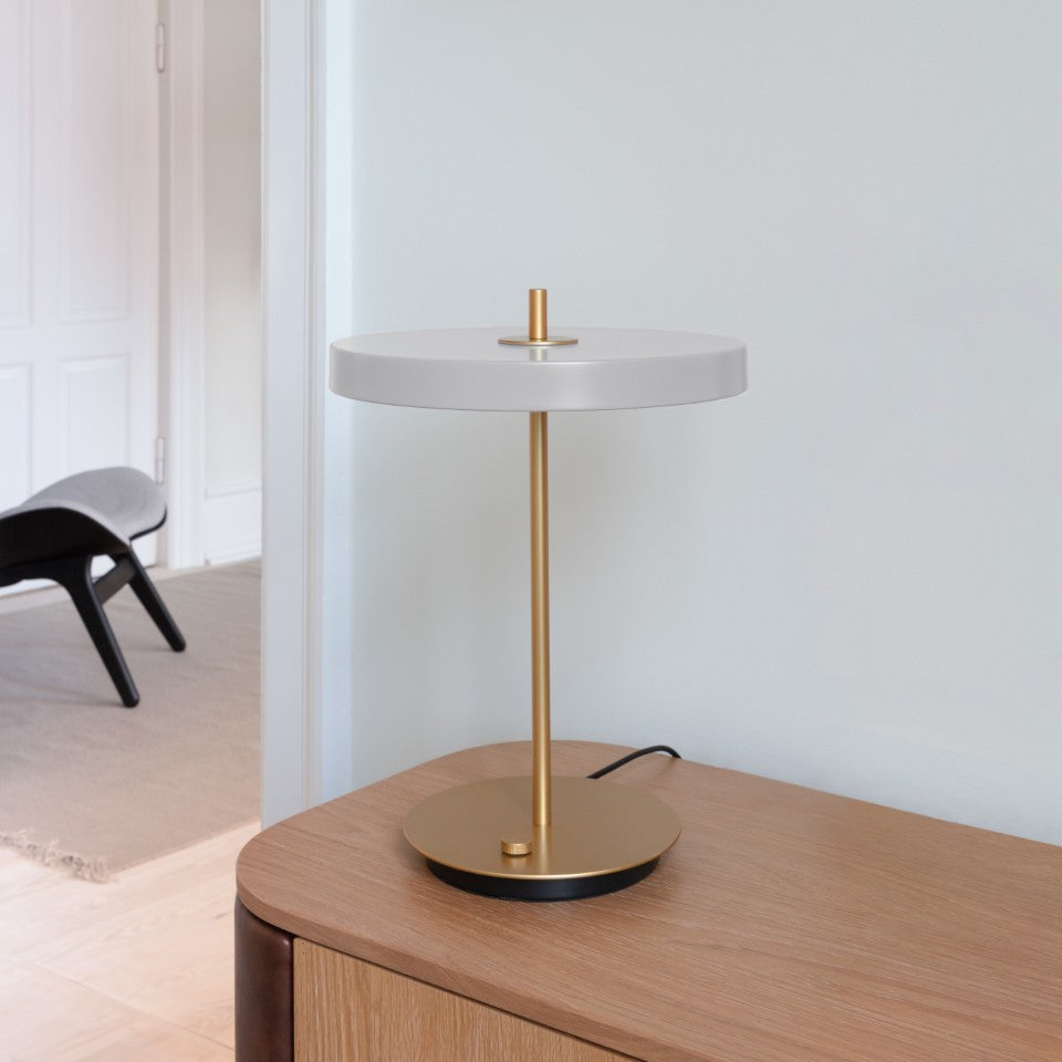 Asteria Table bordlampe, lysegrå (mist) og messing • UMAGE