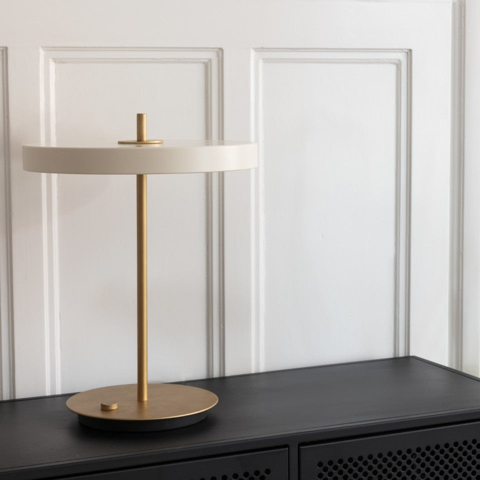 Asteria Table bordlampe, hvid og messing • UMAGE