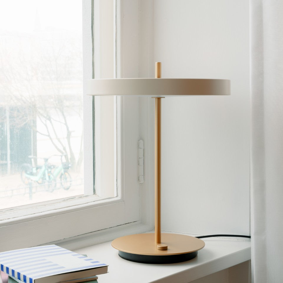 Asteria Table bordlampe, hvid og messing • UMAGE
