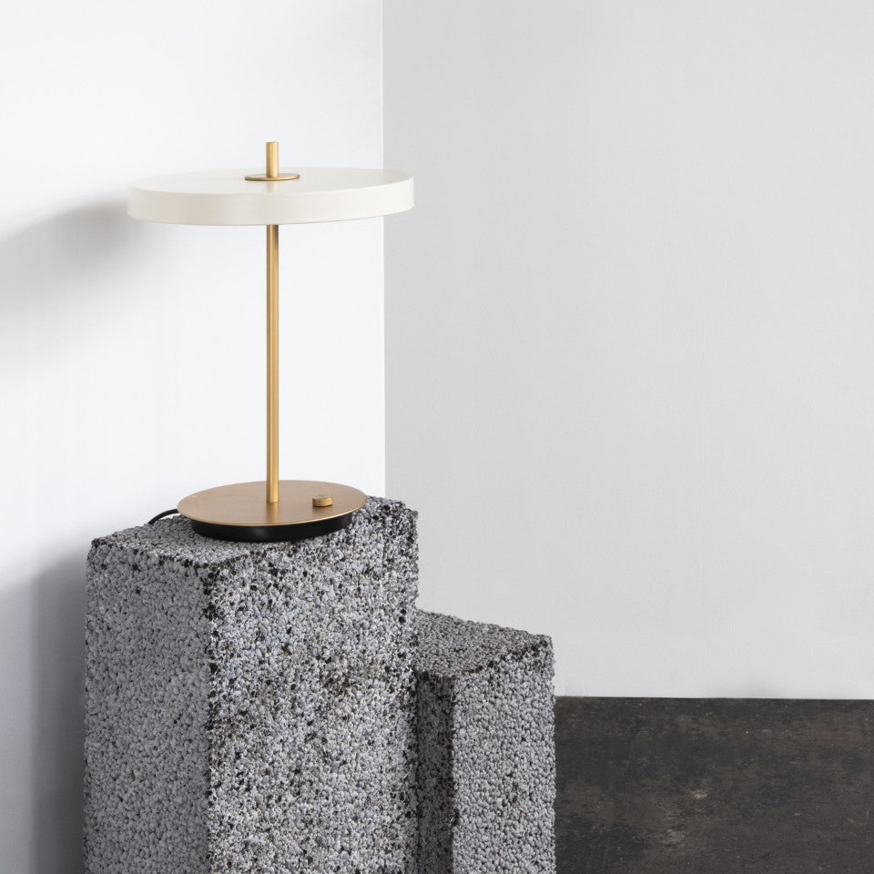 Asteria Table bordlampe, hvid og messing • UMAGE