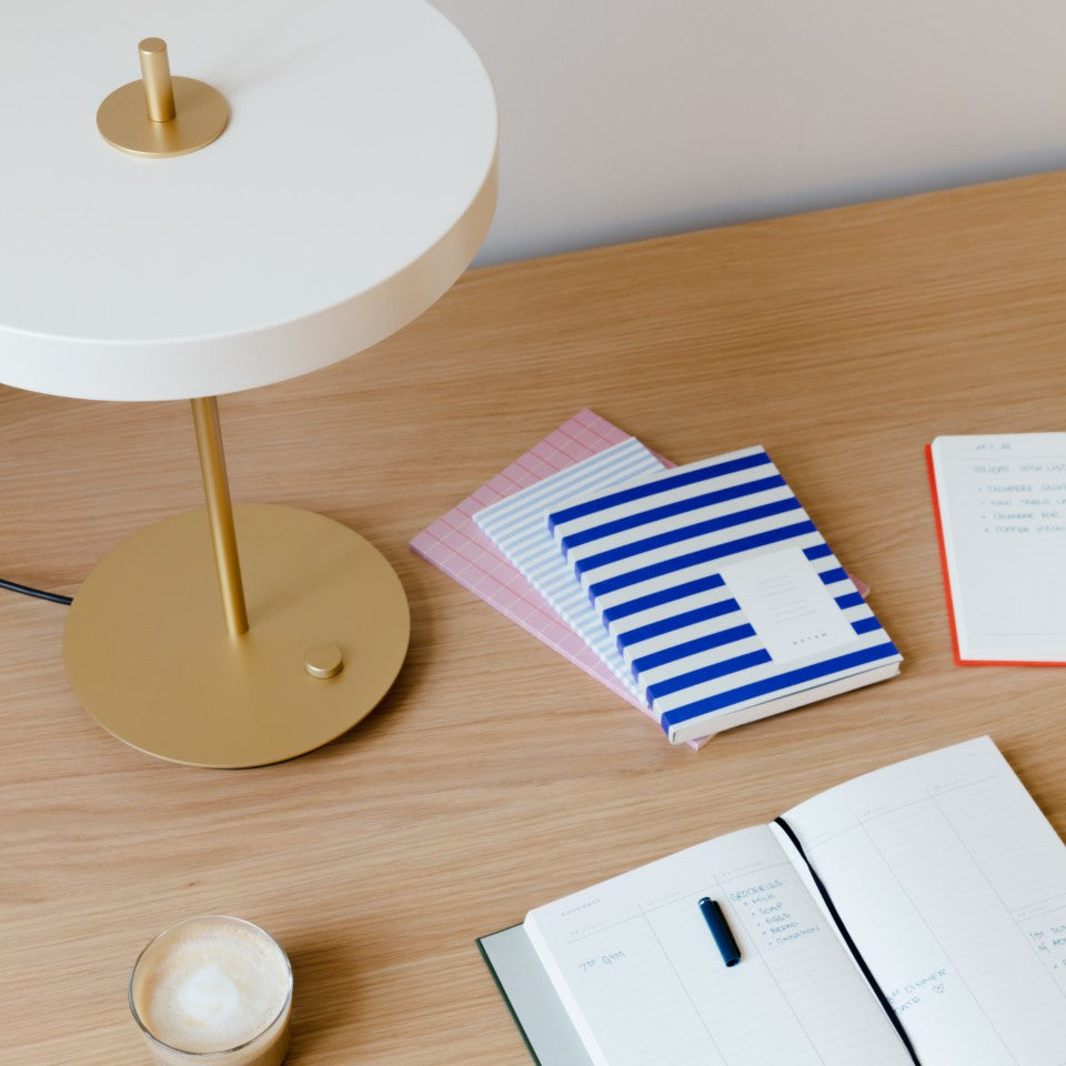 Asteria Table bordlampe, hvid og messing • UMAGE
