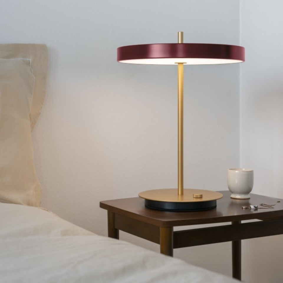 Asteria Table bordlampe, rød og messing • UMAGE
