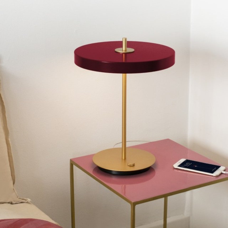 Asteria Table bordlampe, rød og messing • UMAGE