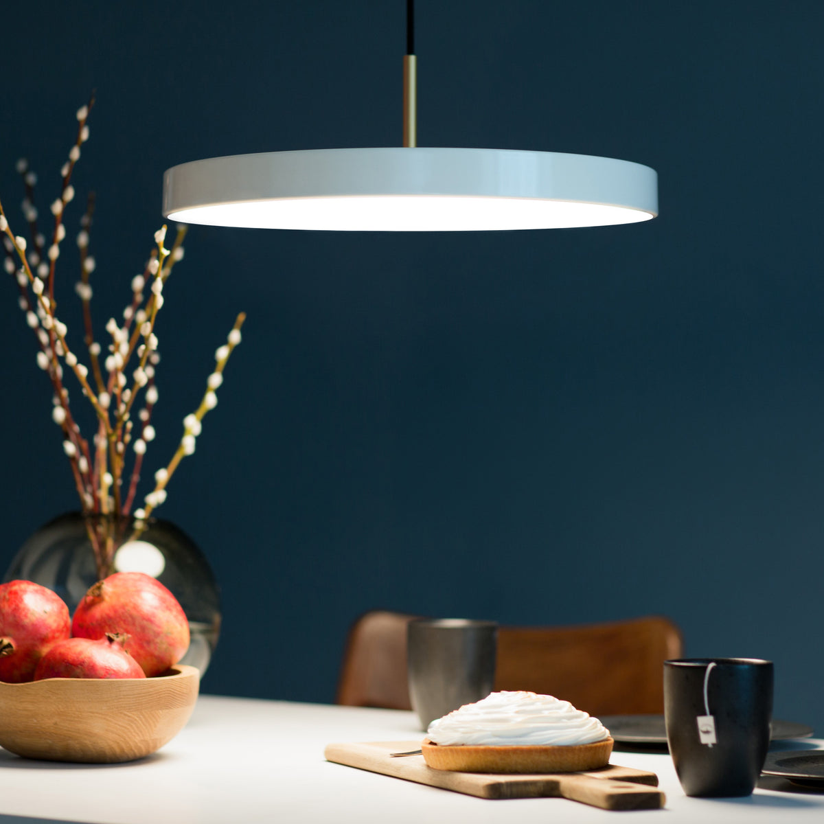 Asteria pendel, hvid og messing • UMAGE - Copenhagenhomedesign