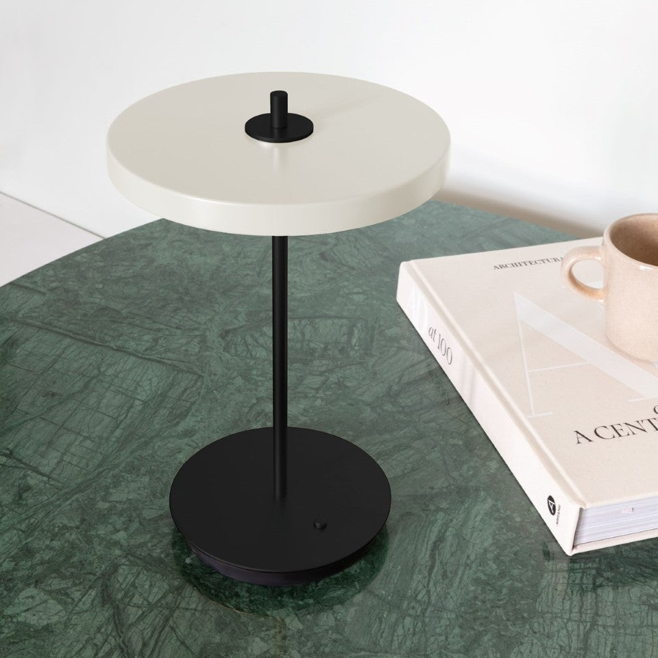 Asteria Move portable bordlampe, hvid og sort • UMAGE